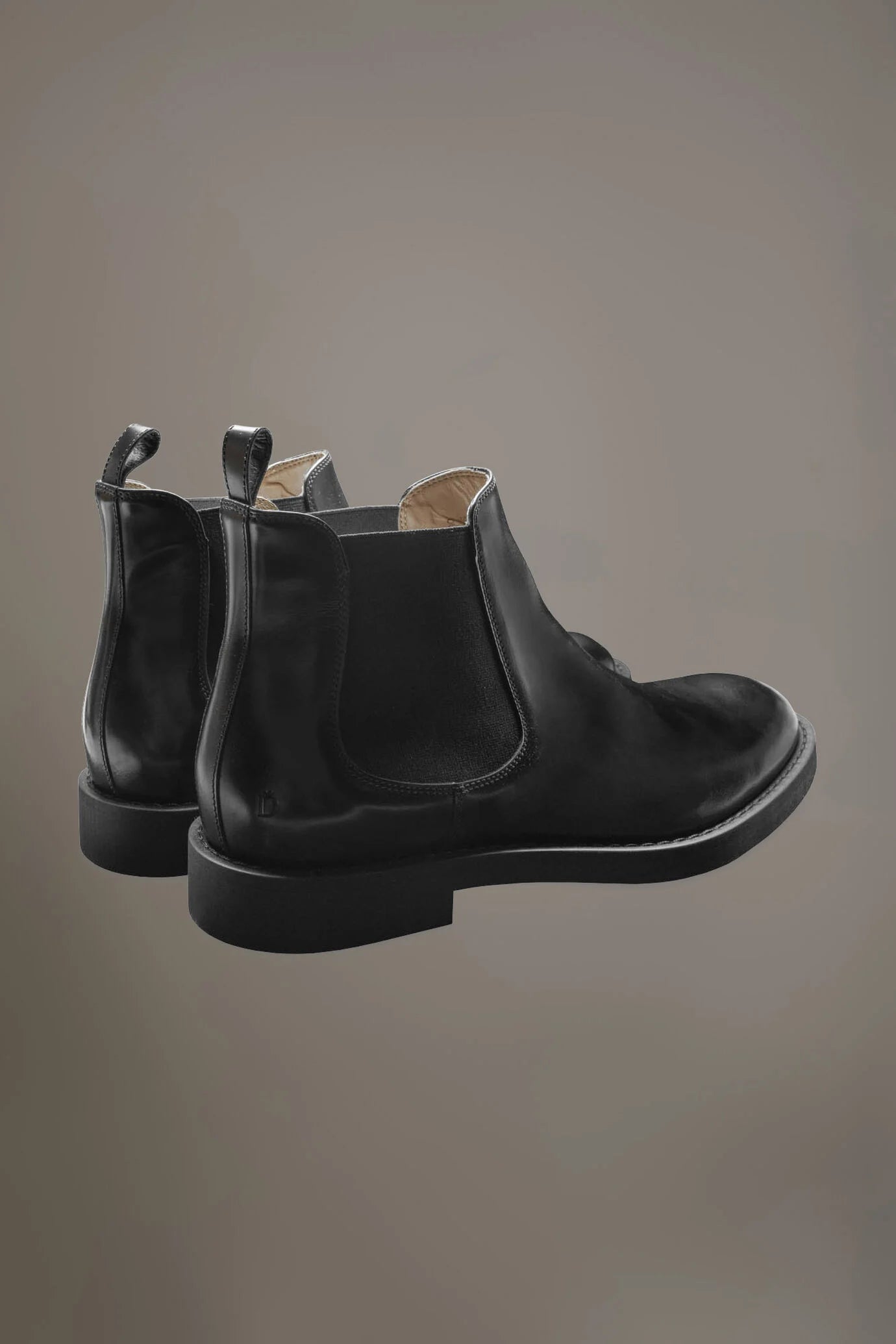 100% brushed leather chelsea boots with rubber sole