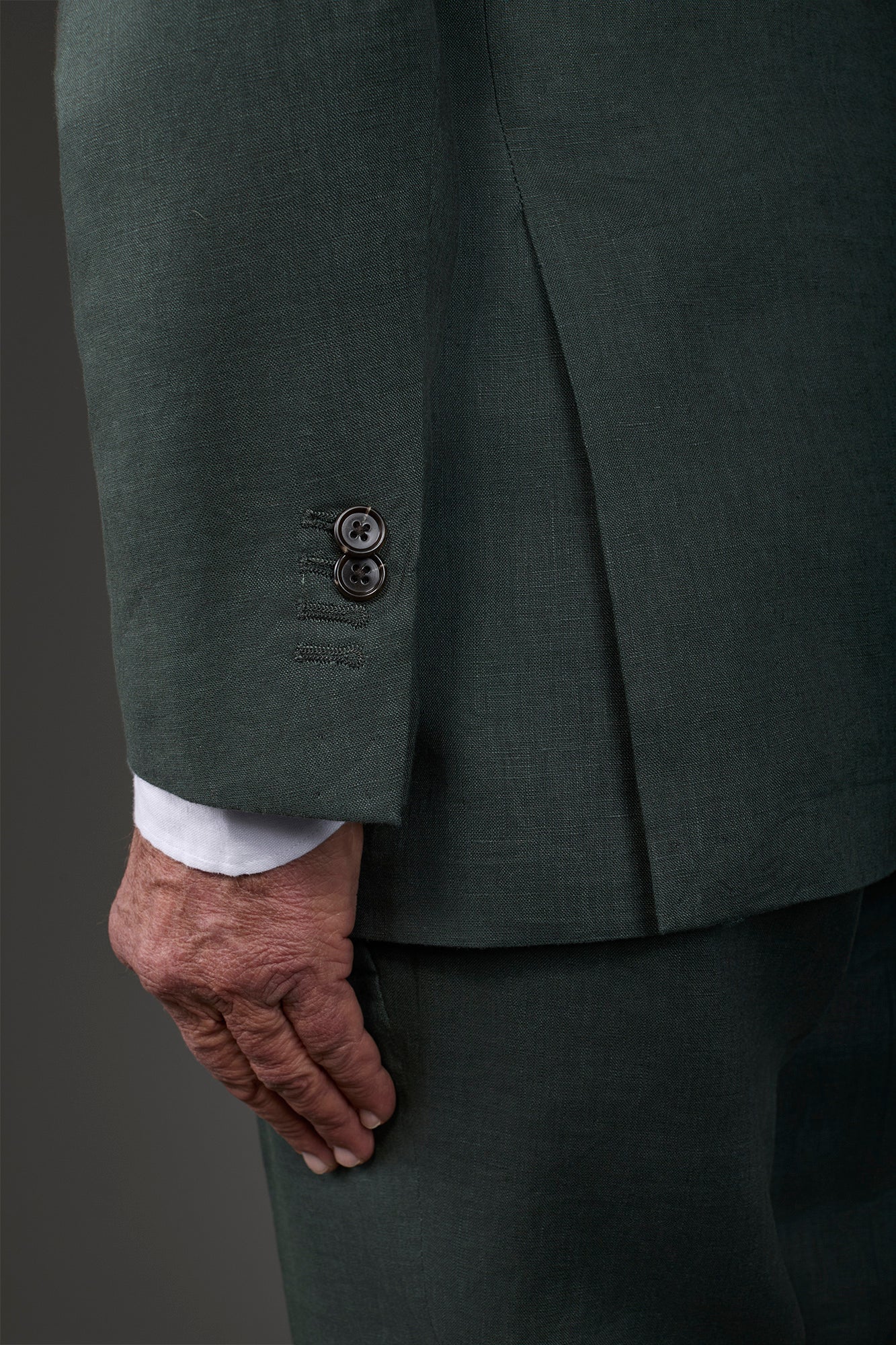 Single-breasted men's suit with flat front trousers, in pure linen with a washed effect