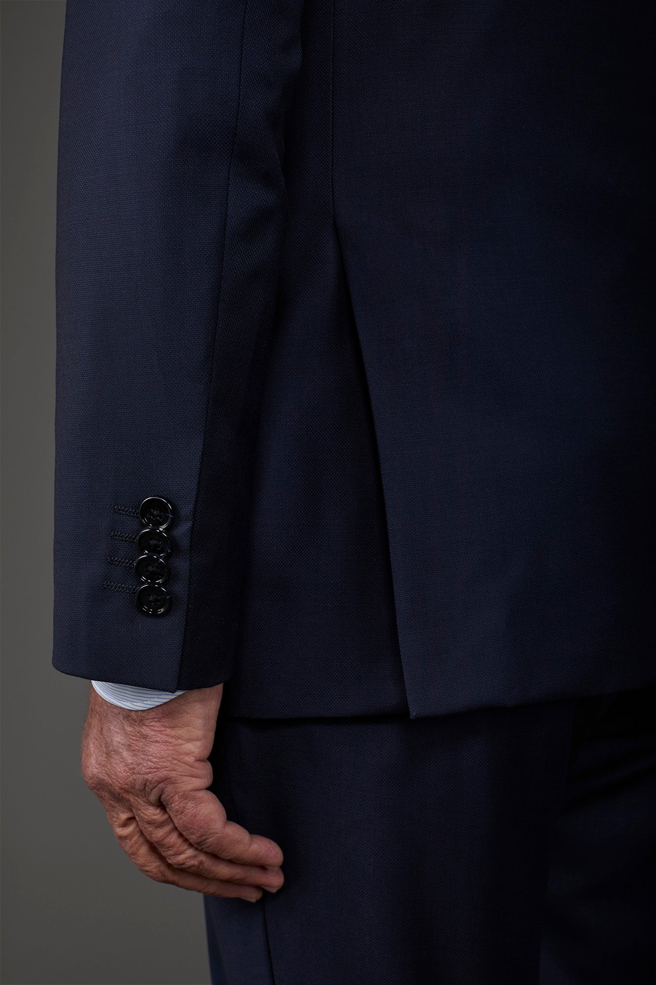 Single-breasted men's suit with classic single-pleat trousers, in pure combed wool with a semi-plain weave