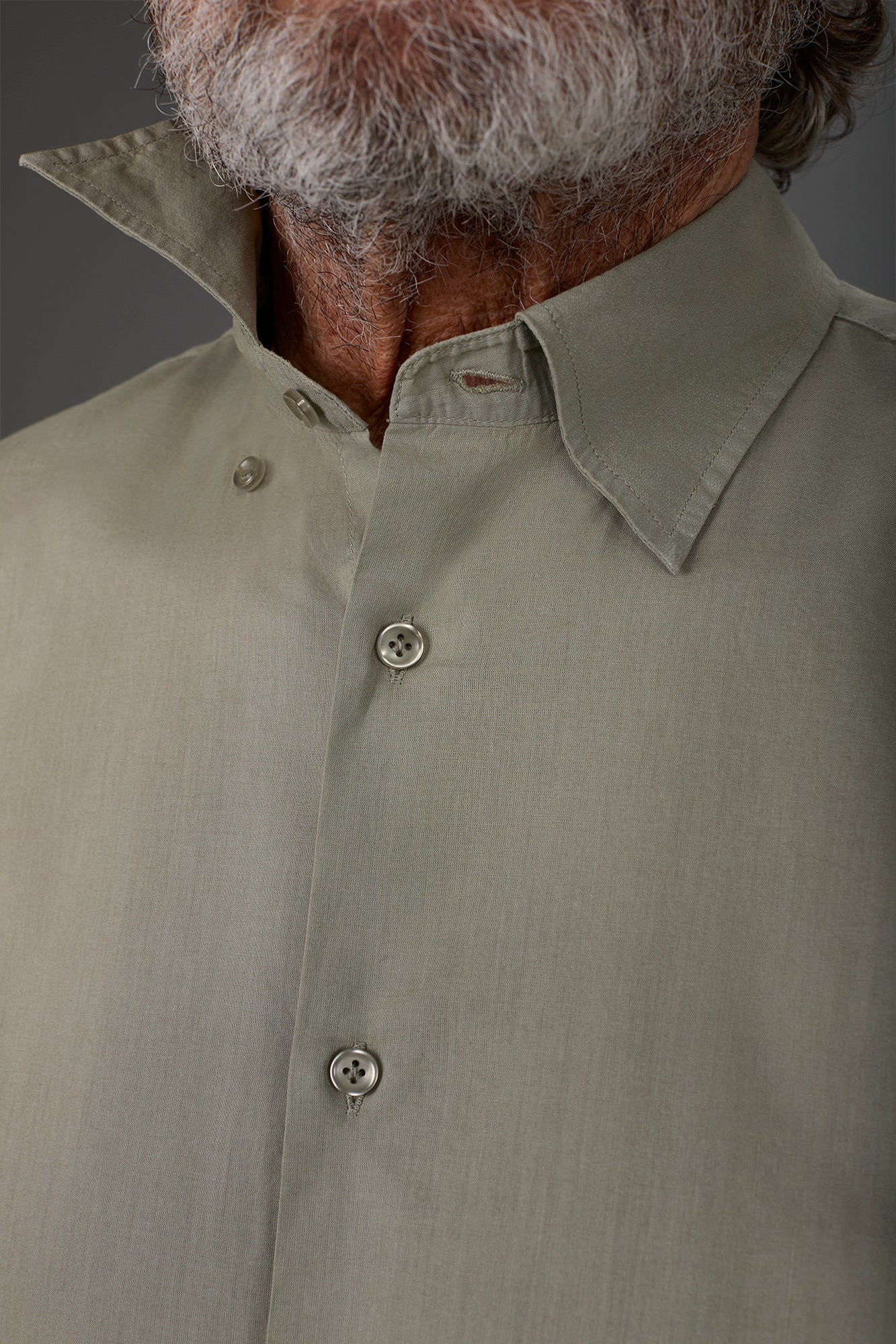 Men's casual shirt with a concealed button down collar in washed muslin fabric
