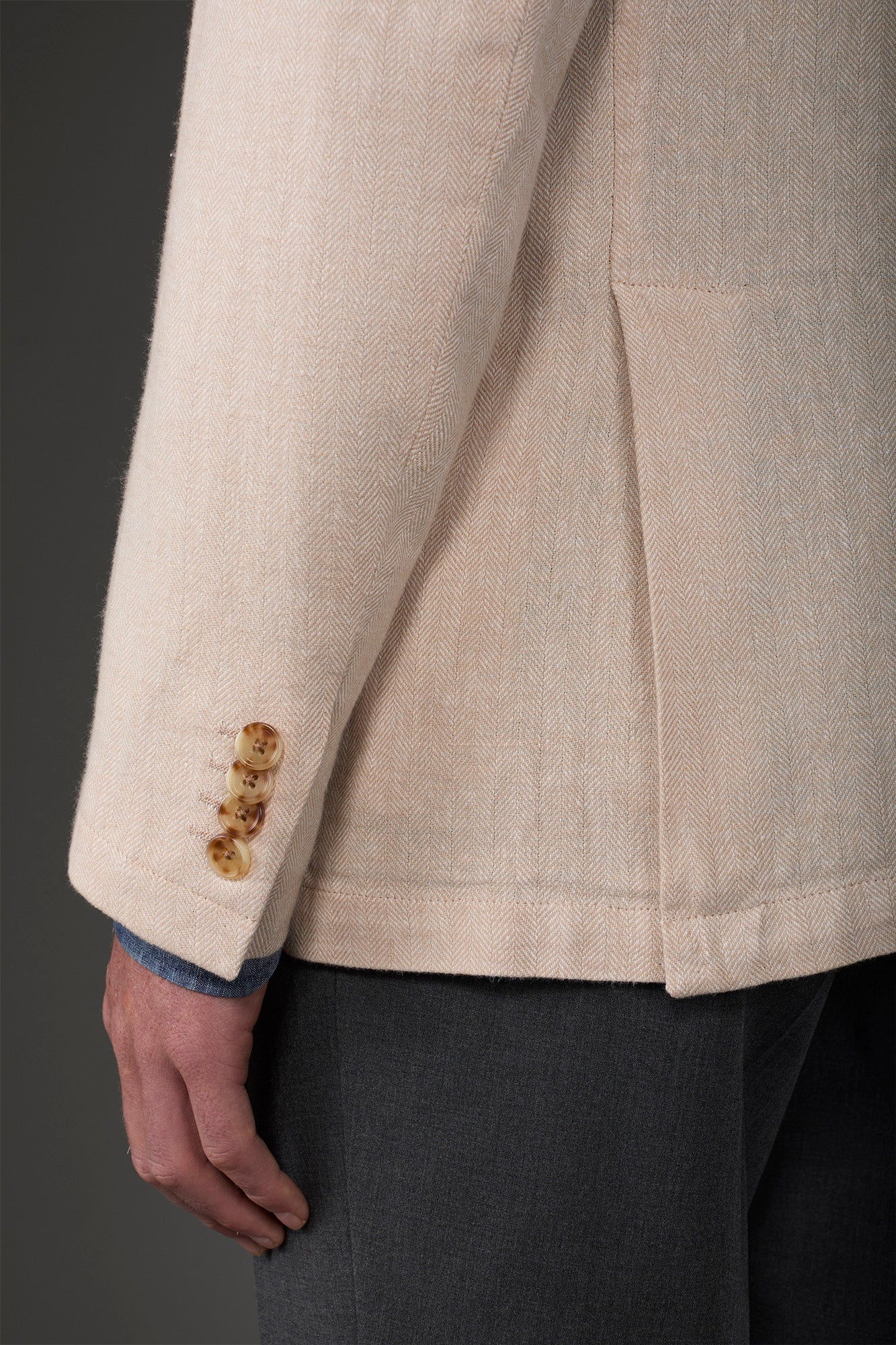 Men's unlined single-breasted jacket with peak lapels and flap pockets