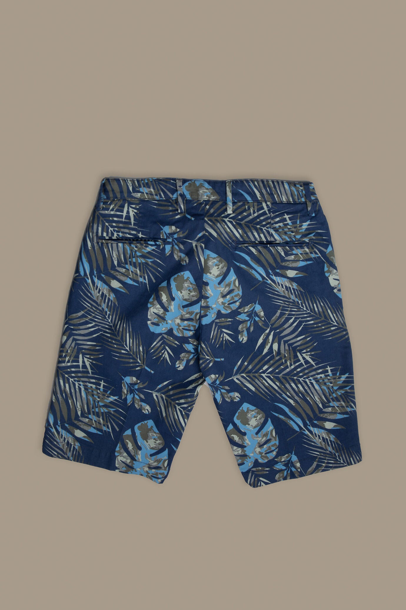 Chino bermuda twill construction with green leaves print