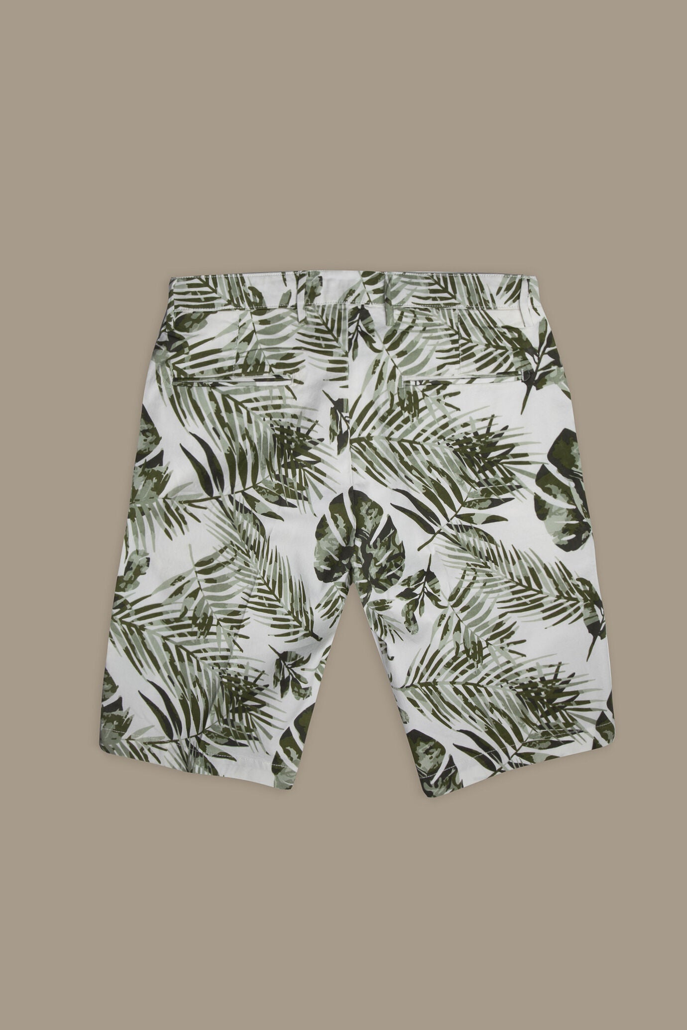 Chino bermuda twill construction with green leaves print