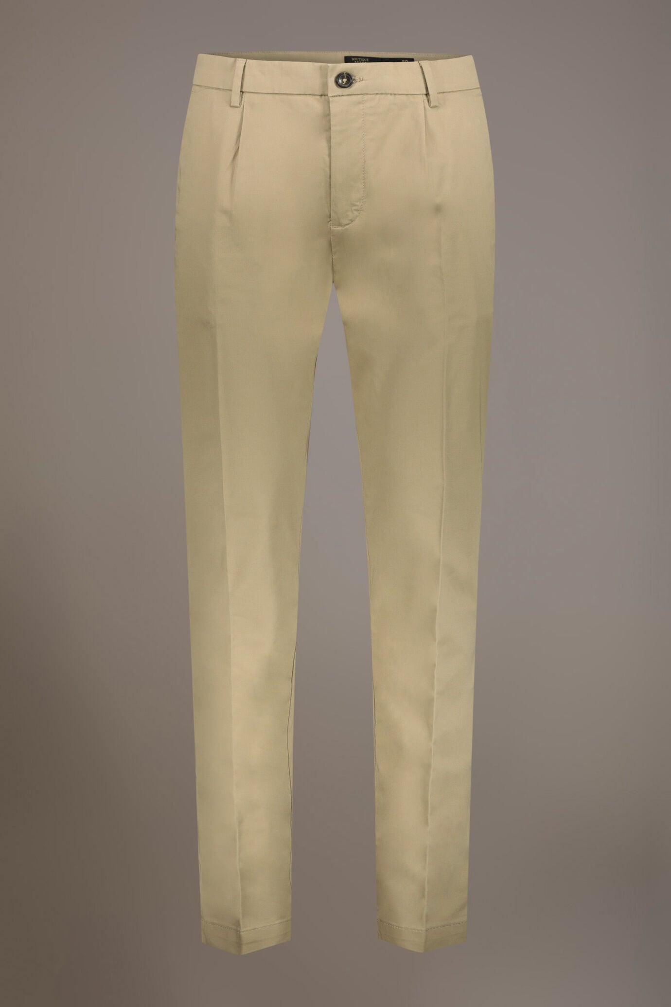 Chino single pinces in Brown by Doppelganger, Italian Chino;Coin Pocket made from Composition: 97% Cotton 3% Elastane
Type: Chinos, Coin Pocket
Season: Fall Winter 22-23
Material: Cotton
Fit: Regular