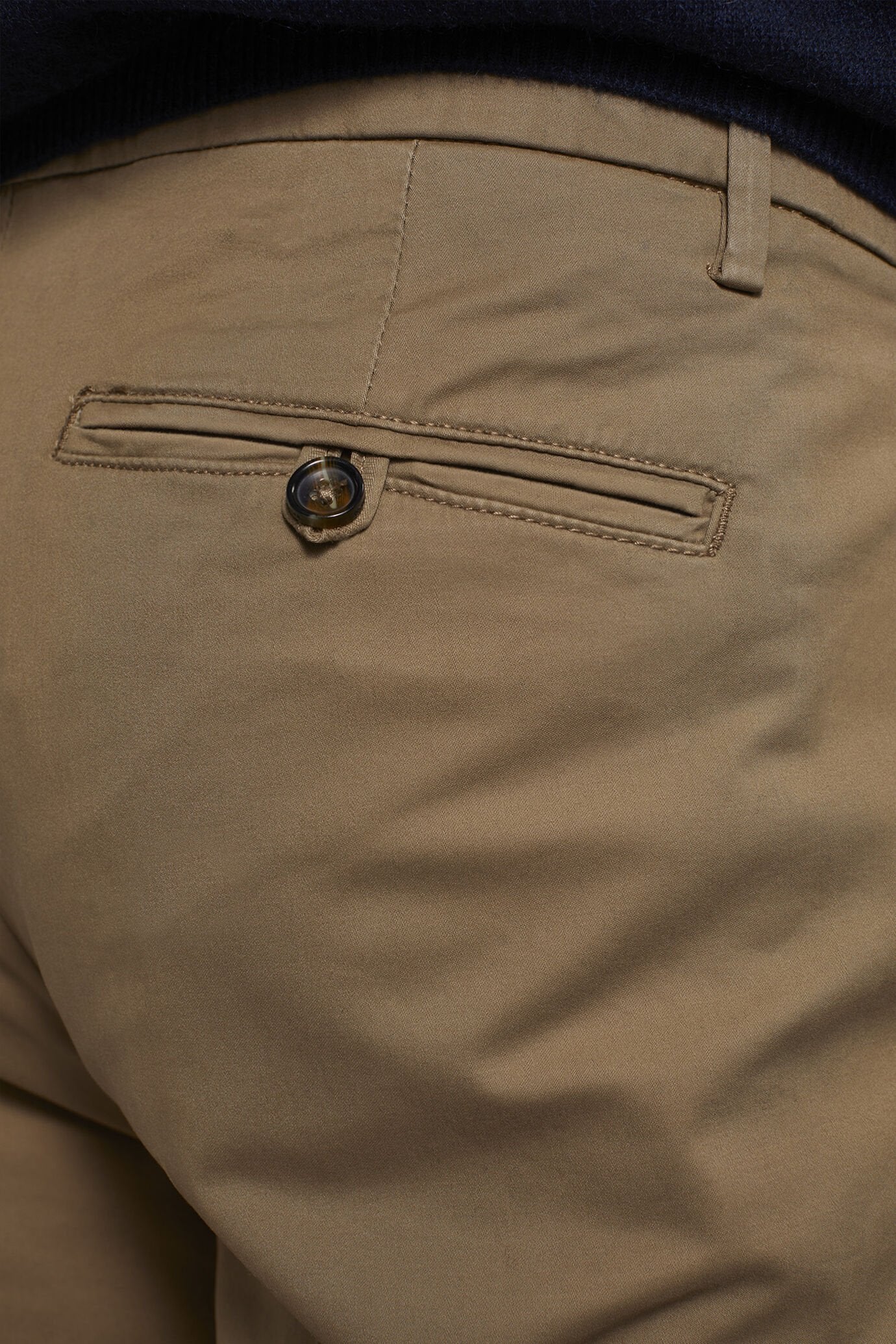 Chino single pinces in Brown by Doppelganger, Italian Chino;Coin Pocket made from Composition: 97% Cotton 3% Elastane
Type: Chinos, Coin Pocket
Season: Fall Winter 22-23
Material: Cotton
Fit: Regular
