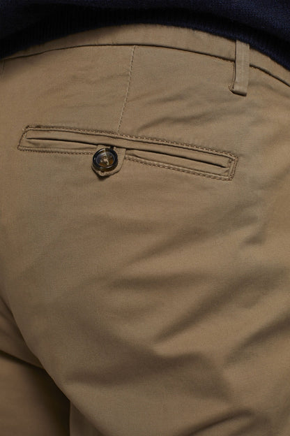 Chino single pinces in Brown by Doppelganger, Italian Chino;Coin Pocket made from Composition: 97% Cotton 3% Elastane
Type: Chinos, Coin Pocket
Season: Fall Winter 22-23
Material: Cotton
Fit: Regular