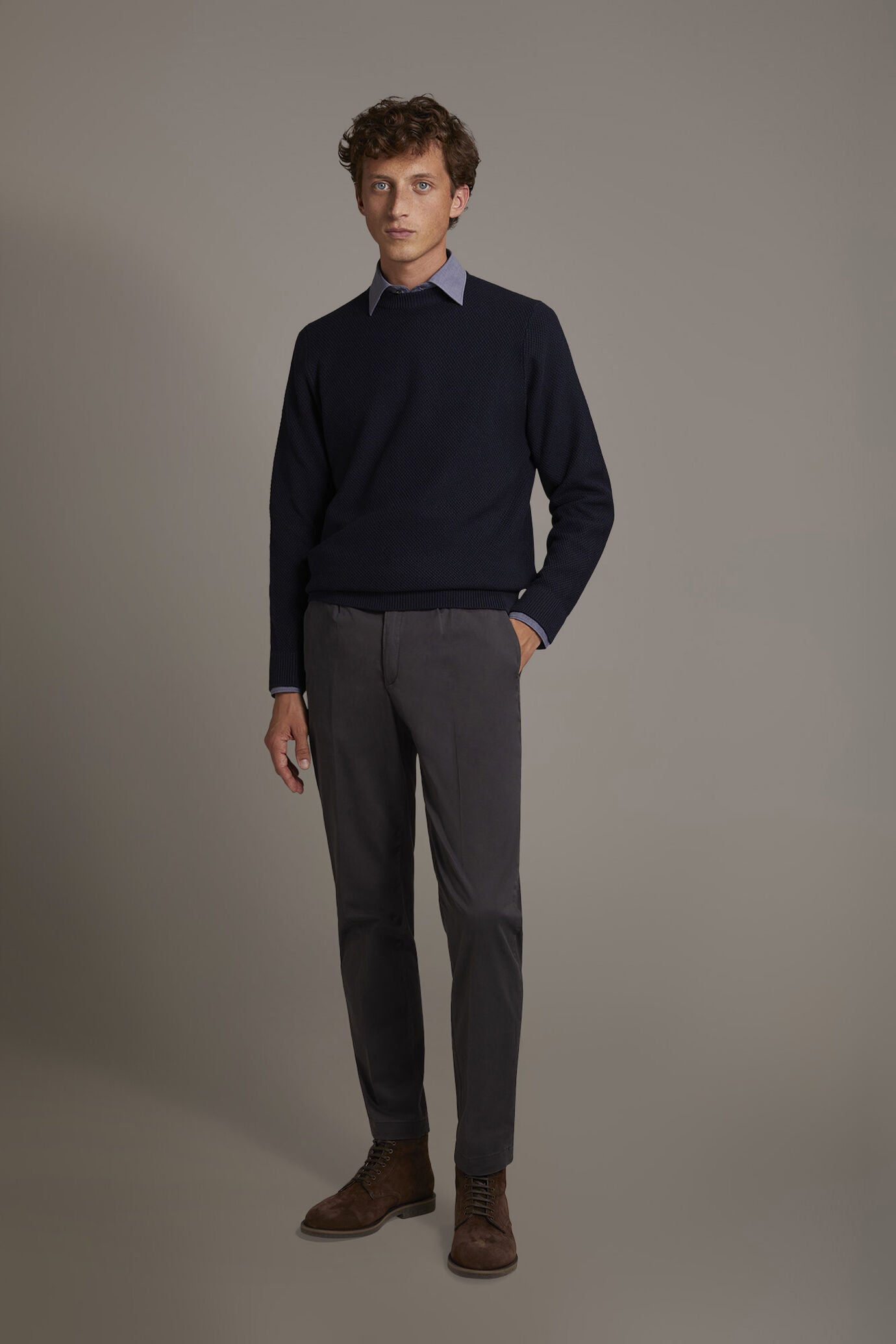 Chino single pinces in Brown by Doppelganger, Italian Chino;Coin Pocket made from Composition: 97% Cotton 3% Elastane
Type: Chinos, Coin Pocket
Season: Fall Winter 22-23
Material: Cotton
Fit: Regular