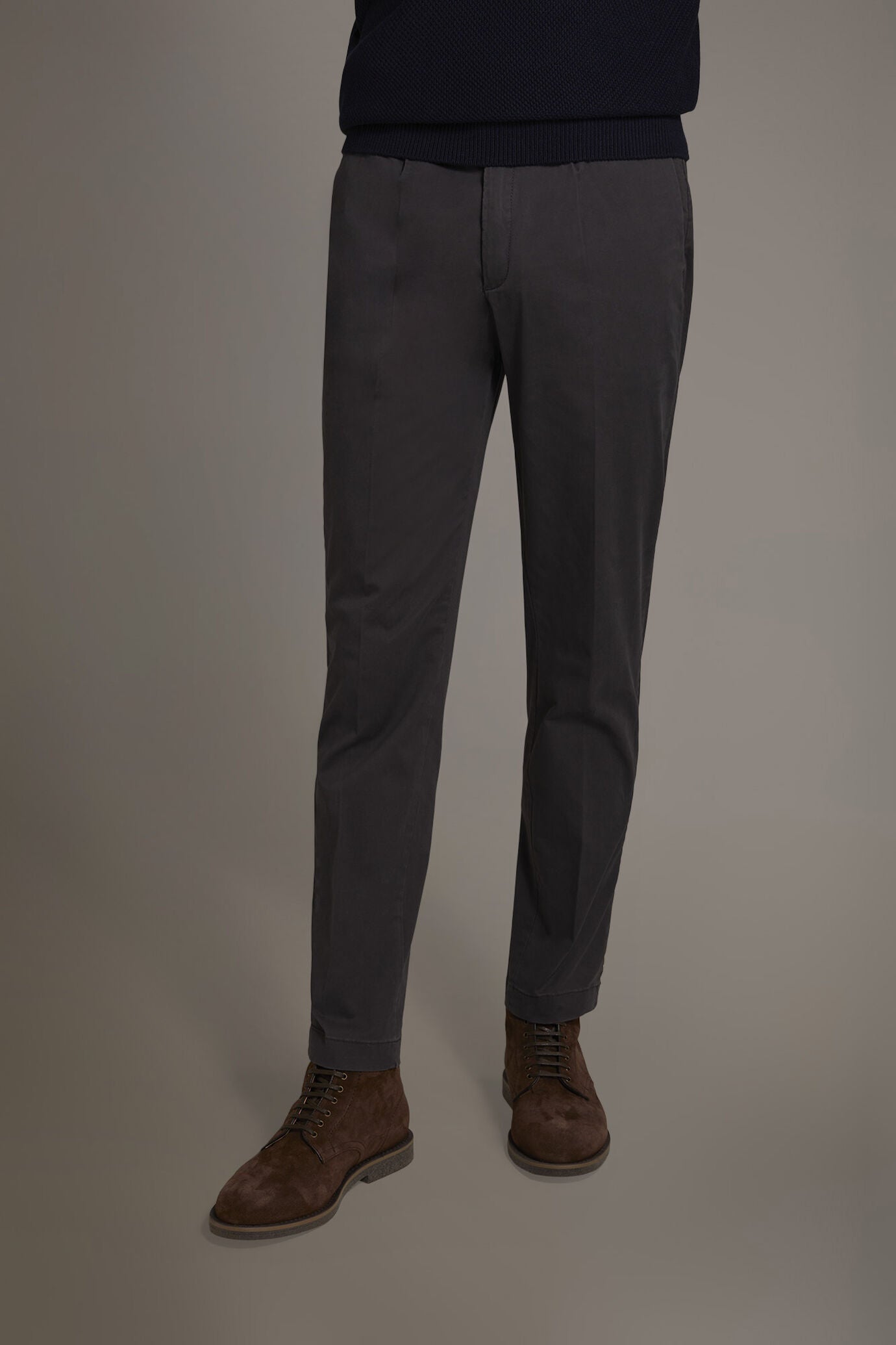 Chino single pinces in Brown by Doppelganger, Italian Chino;Coin Pocket made from Composition: 97% Cotton 3% Elastane
Type: Chinos, Coin Pocket
Season: Fall Winter 22-23
Material: Cotton
Fit: Regular