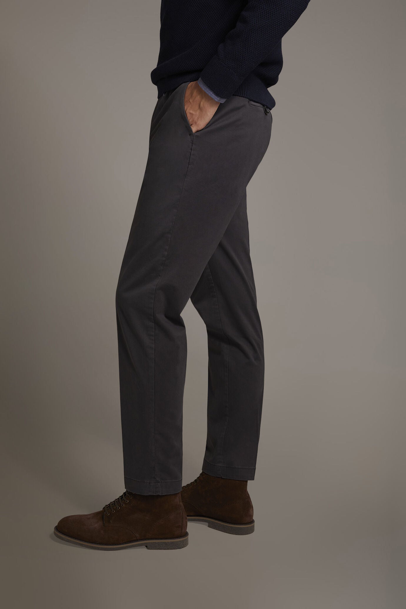 Chino single pinces in Brown by Doppelganger, Italian Chino;Coin Pocket made from Composition: 97% Cotton 3% Elastane
Type: Chinos, Coin Pocket
Season: Fall Winter 22-23
Material: Cotton
Fit: Regular