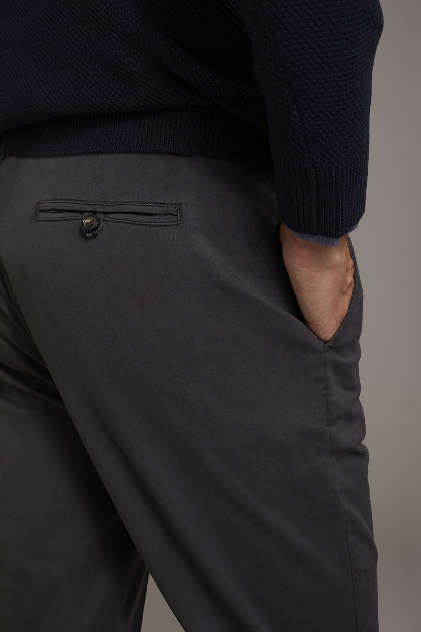 Chino single pinces in Brown by Doppelganger, Italian Chino;Coin Pocket made from Composition: 97% Cotton 3% Elastane
Type: Chinos, Coin Pocket
Season: Fall Winter 22-23
Material: Cotton
Fit: Regular