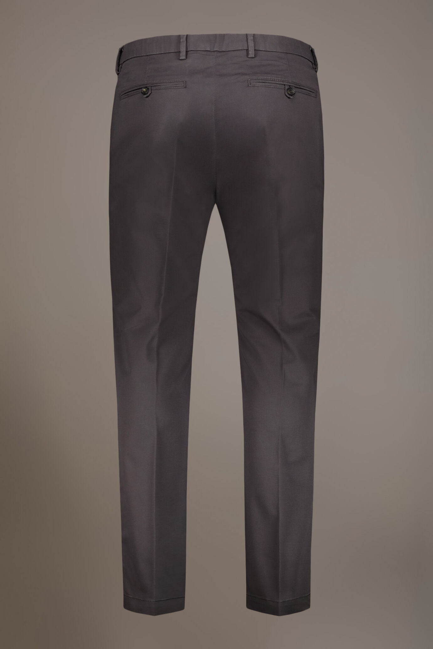 Chino single pinces in Brown by Doppelganger, Italian Chino;Coin Pocket made from Composition: 97% Cotton 3% Elastane
Type: Chinos, Coin Pocket
Season: Fall Winter 22-23
Material: Cotton
Fit: Regular