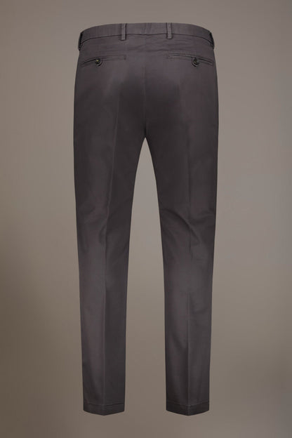 Chino single pinces in Brown by Doppelganger, Italian Chino;Coin Pocket made from Composition: 97% Cotton 3% Elastane
Type: Chinos, Coin Pocket
Season: Fall Winter 22-23
Material: Cotton
Fit: Regular