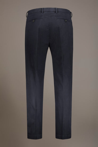 Chino single pinces in Brown by Doppelganger, Italian Chino;Coin Pocket made from Composition: 97% Cotton 3% Elastane
Type: Chinos, Coin Pocket
Season: Fall Winter 22-23
Material: Cotton
Fit: Regular