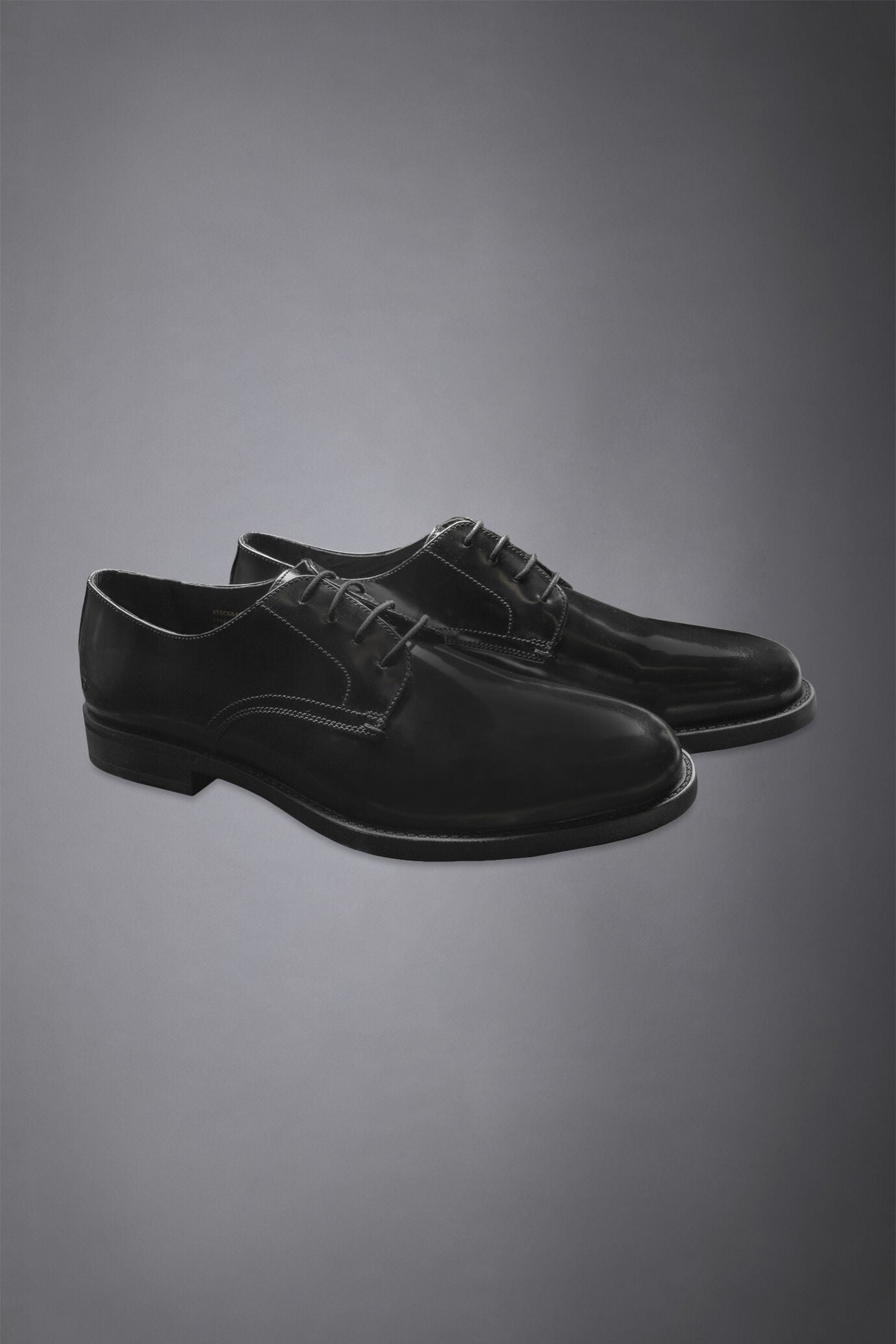 100% brushed leather derby shoe with rubber sole