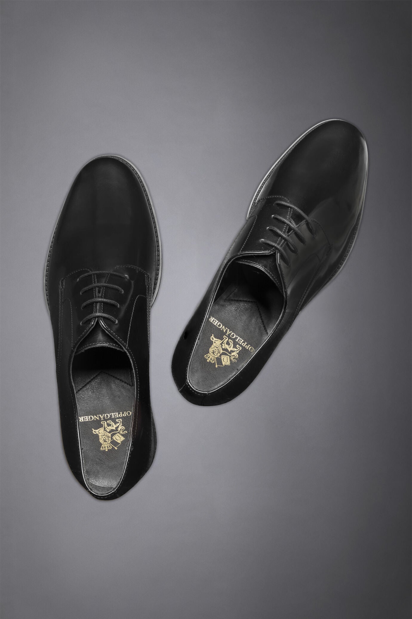 100% brushed leather derby shoe with rubber sole