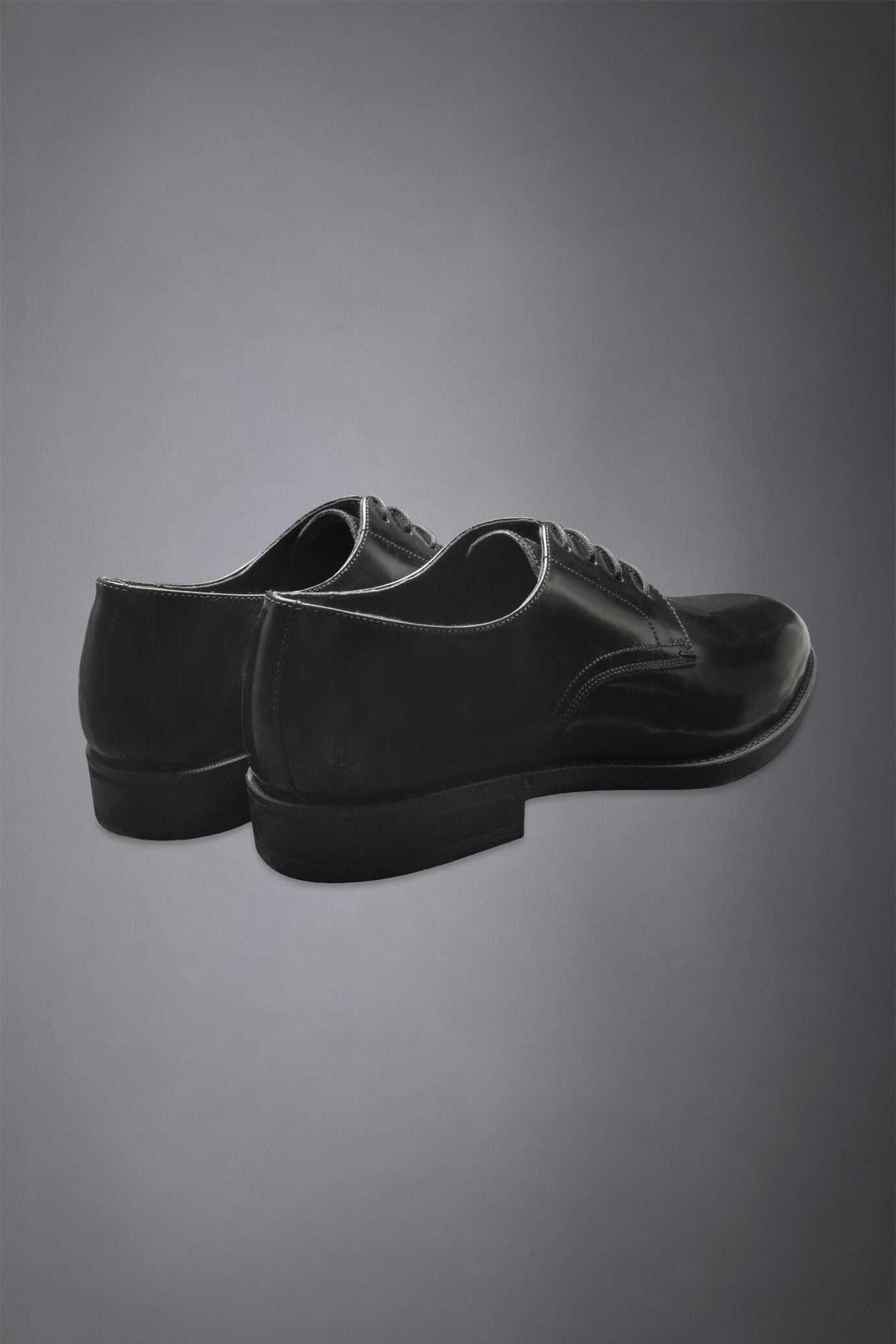 100% brushed leather derby shoe with rubber sole