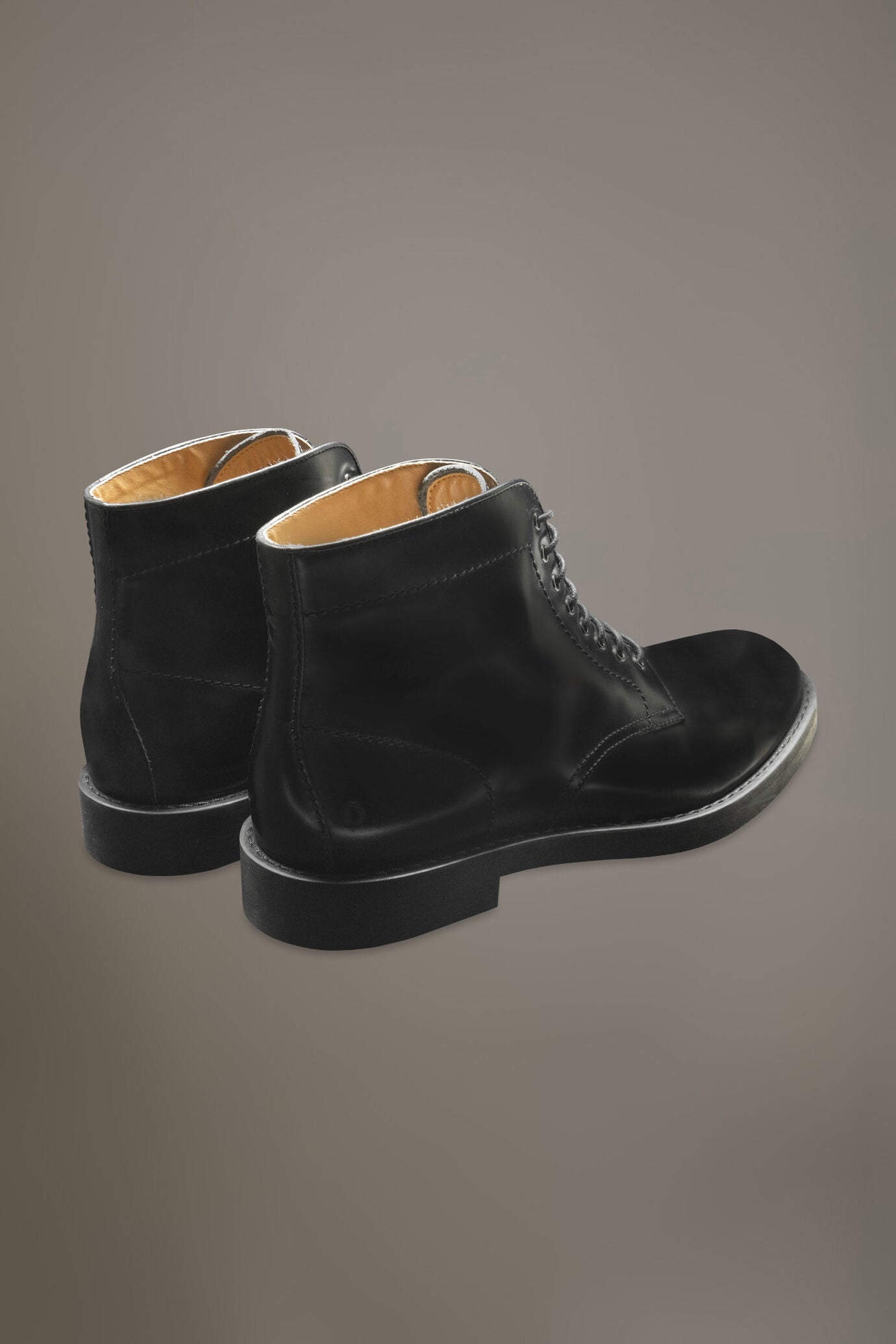 100% brushed leather boots with rubber sole