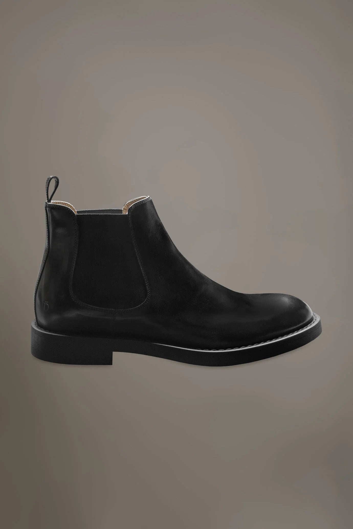 100% brushed leather chelsea boots with rubber sole