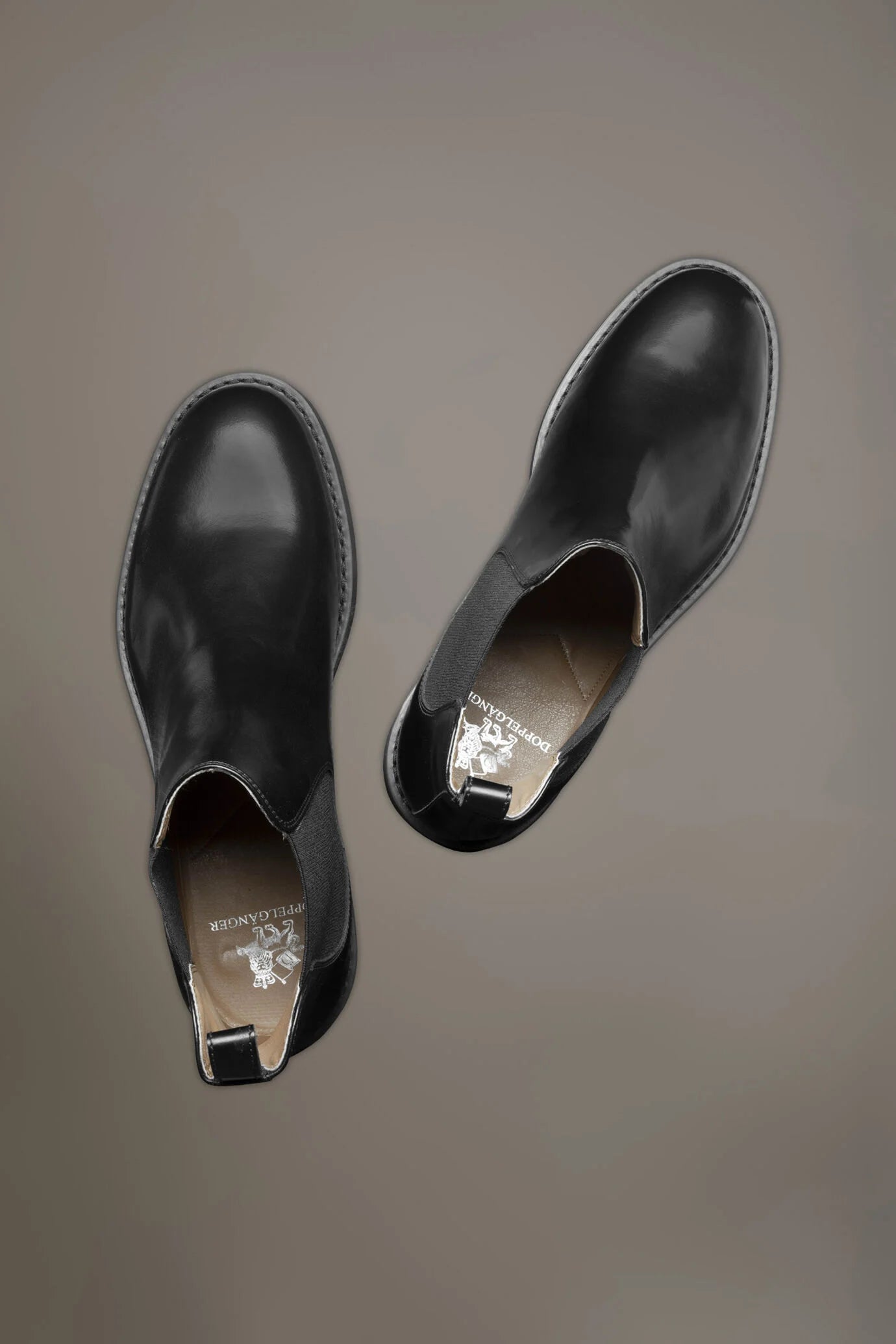 100% brushed leather chelsea boots with rubber sole