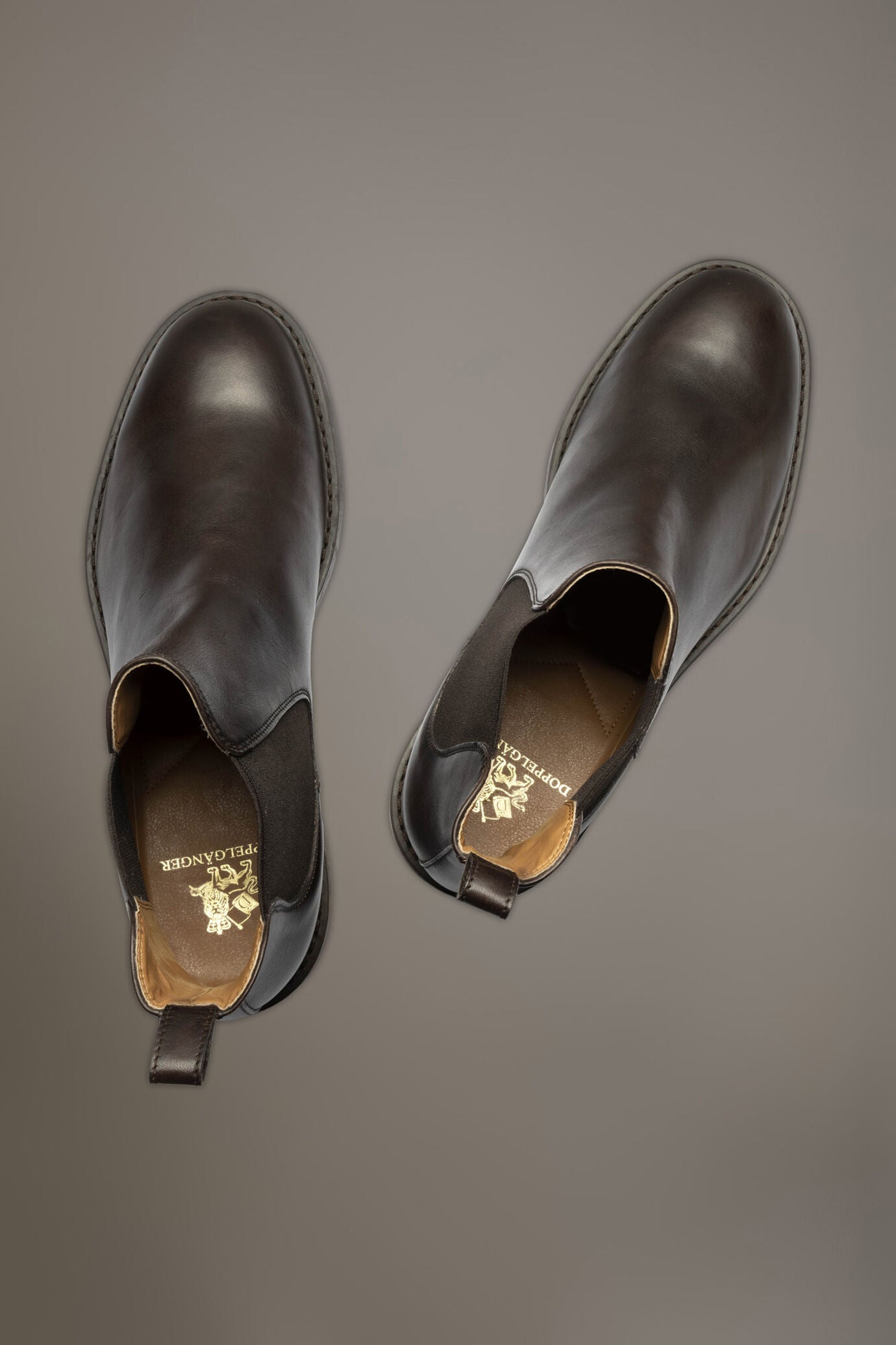 100% brushed leather chelsea boots with rubber sole