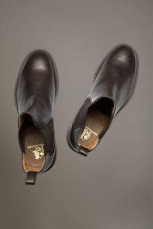100% brushed leather chelsea boots with rubber sole