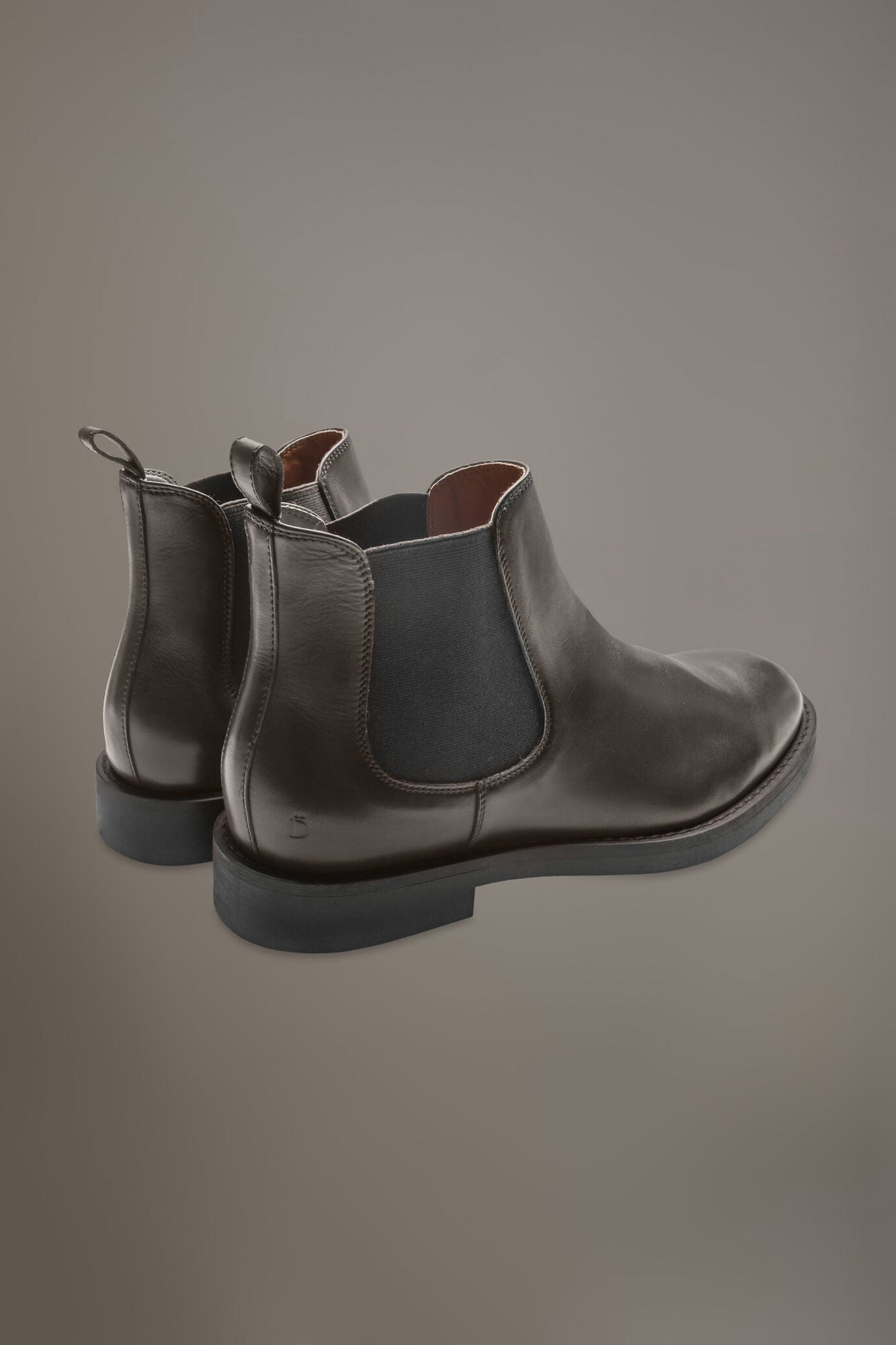 100% brushed leather chelsea boots with rubber sole