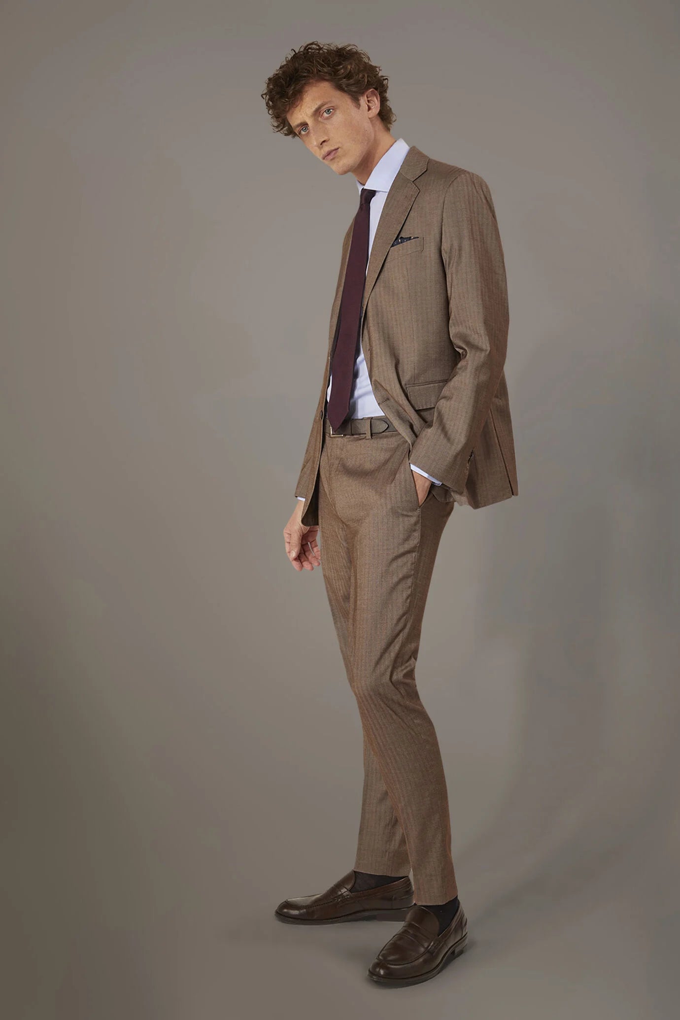 Regular fit single-breasted suit patterned herringbone fabric with solaro texture