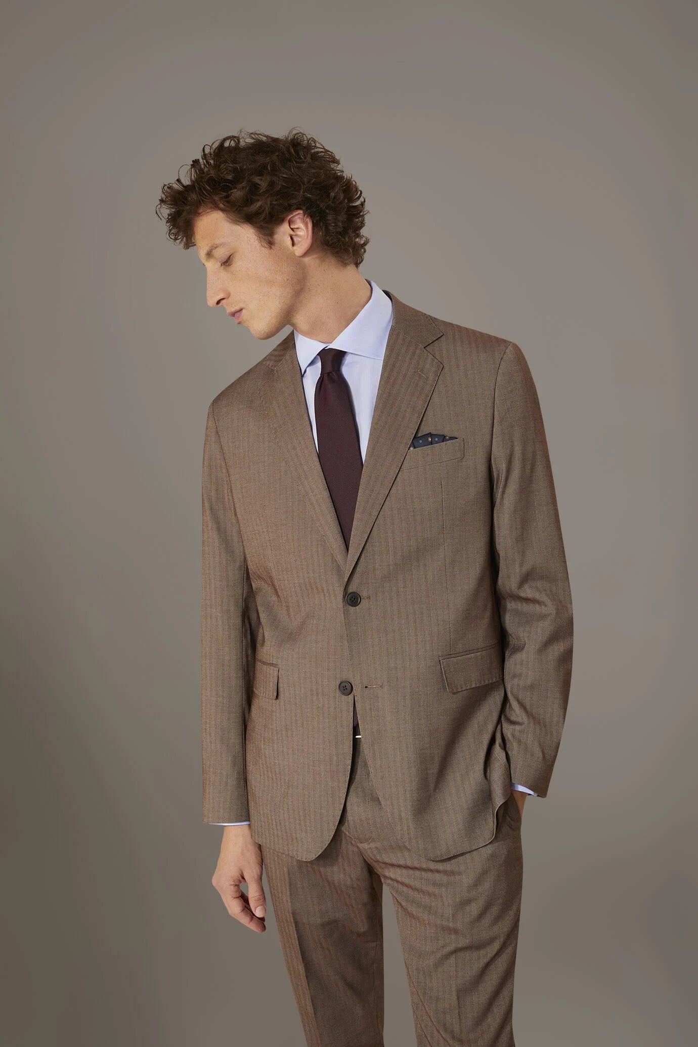 Regular fit single-breasted suit patterned herringbone fabric with solaro texture