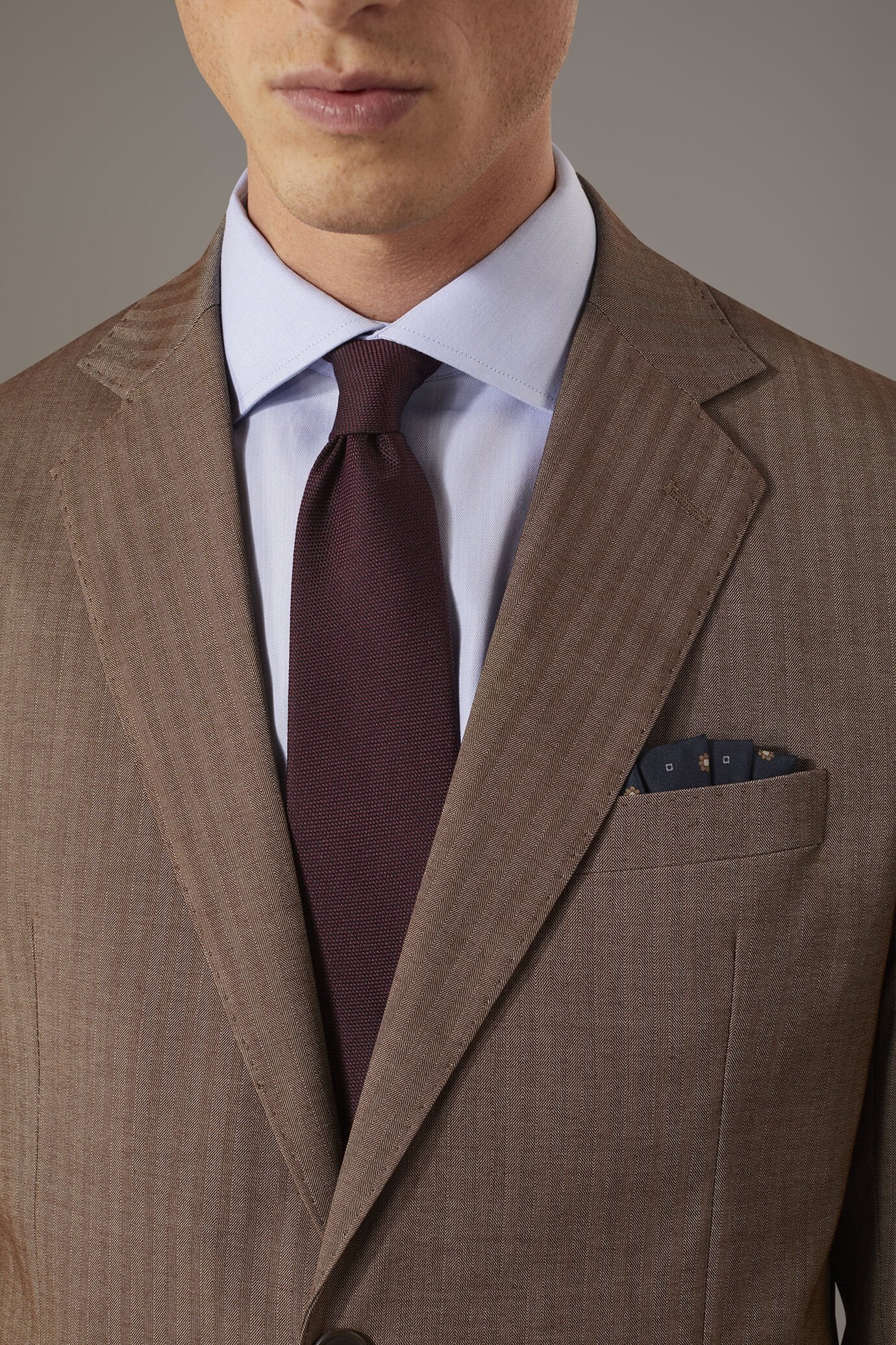 Regular fit single-breasted suit patterned herringbone fabric with solaro texture