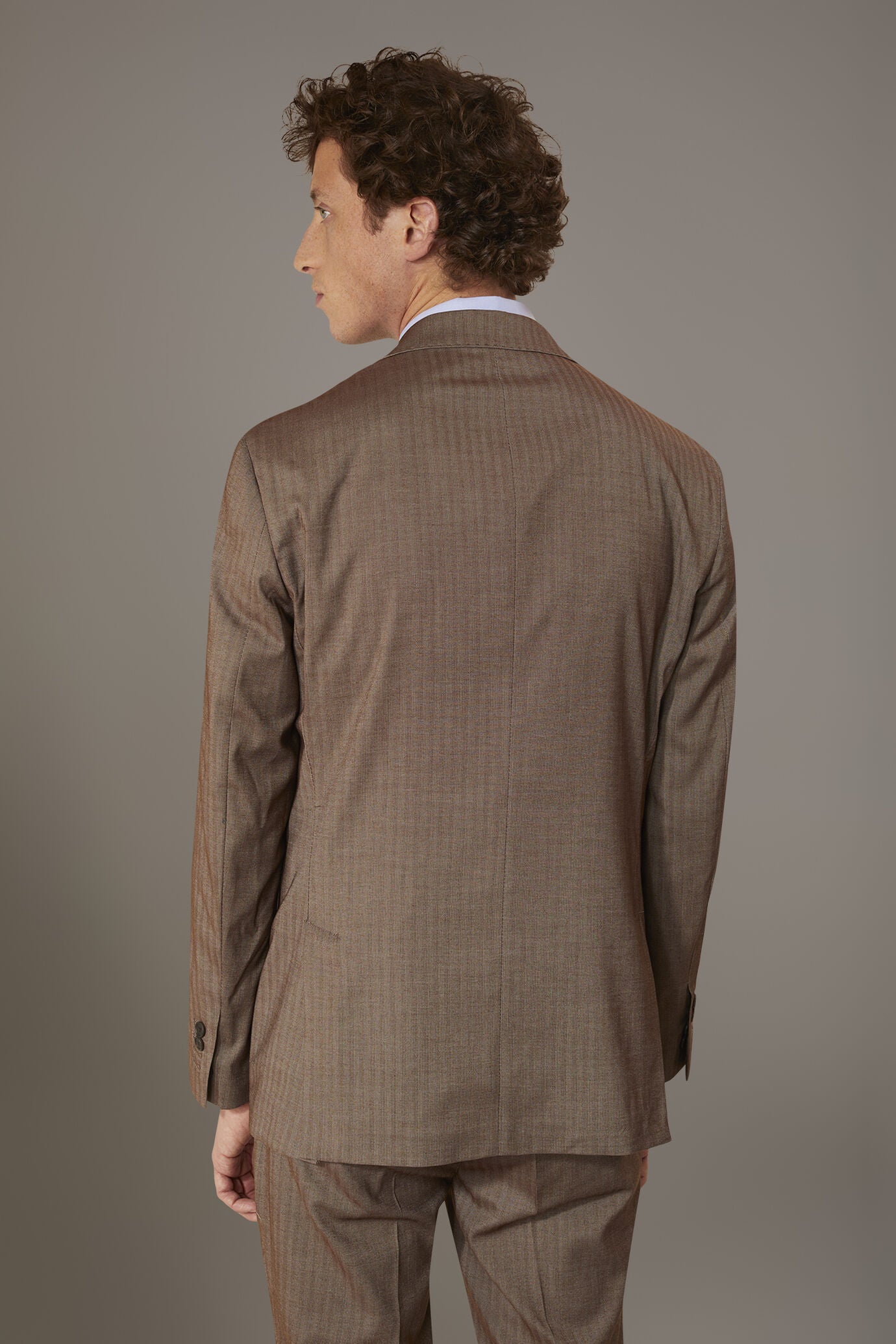 Regular fit single-breasted suit patterned herringbone fabric with solaro texture