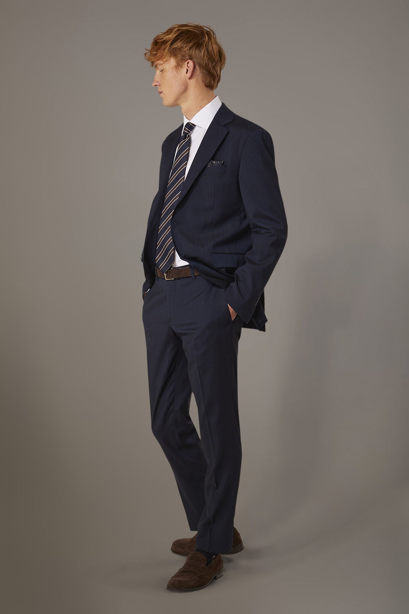 Regular fit single-breasted suit patterned herringbone fabric with solaro texture