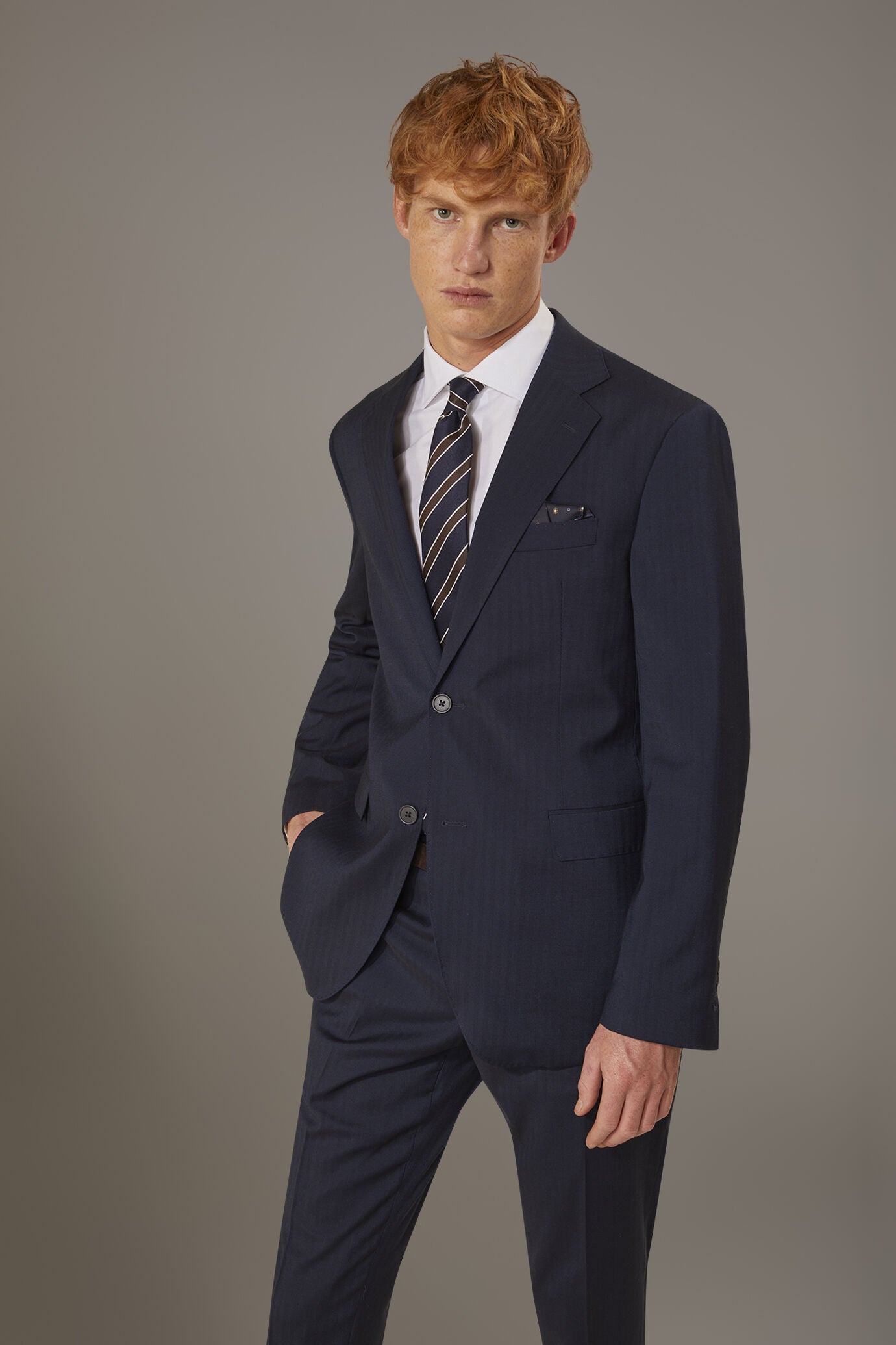 Regular fit single-breasted suit patterned herringbone fabric with solaro texture