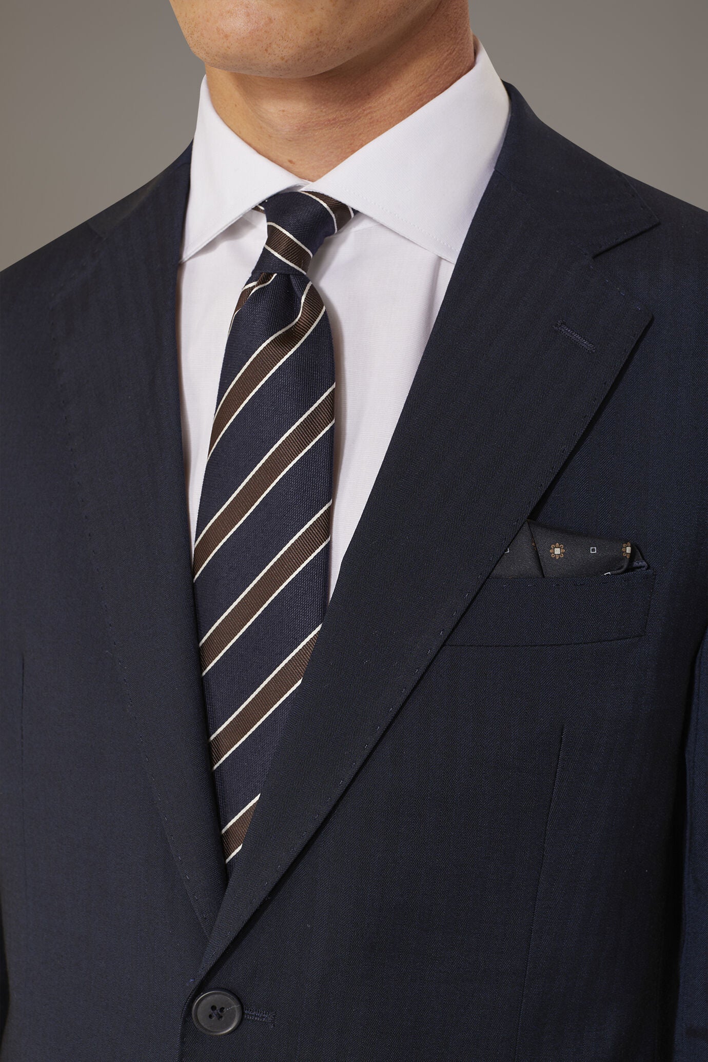 Regular fit single-breasted suit patterned herringbone fabric with solaro texture