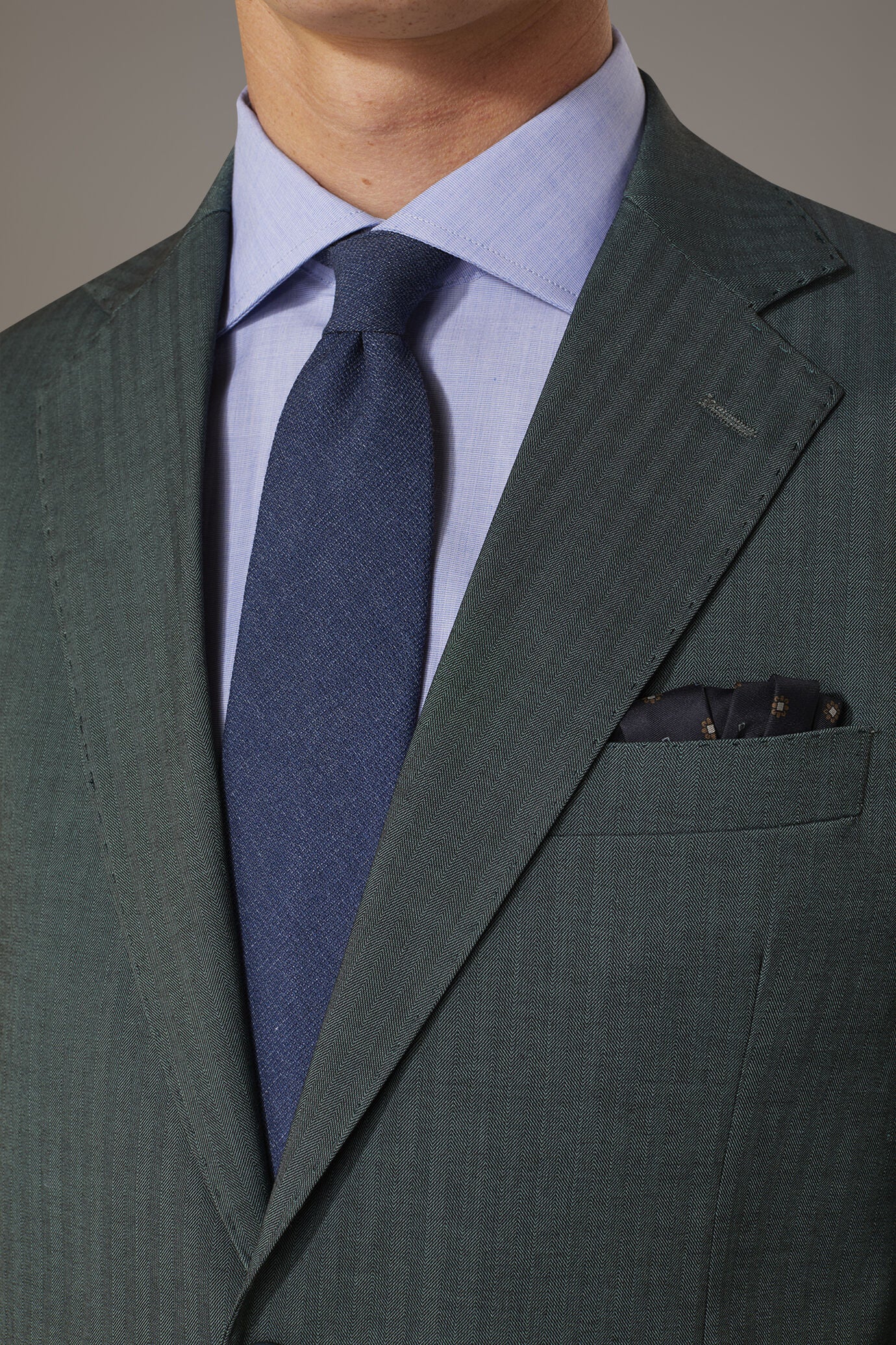 Regular fit single-breasted suit patterned herringbone fabric with solaro texture