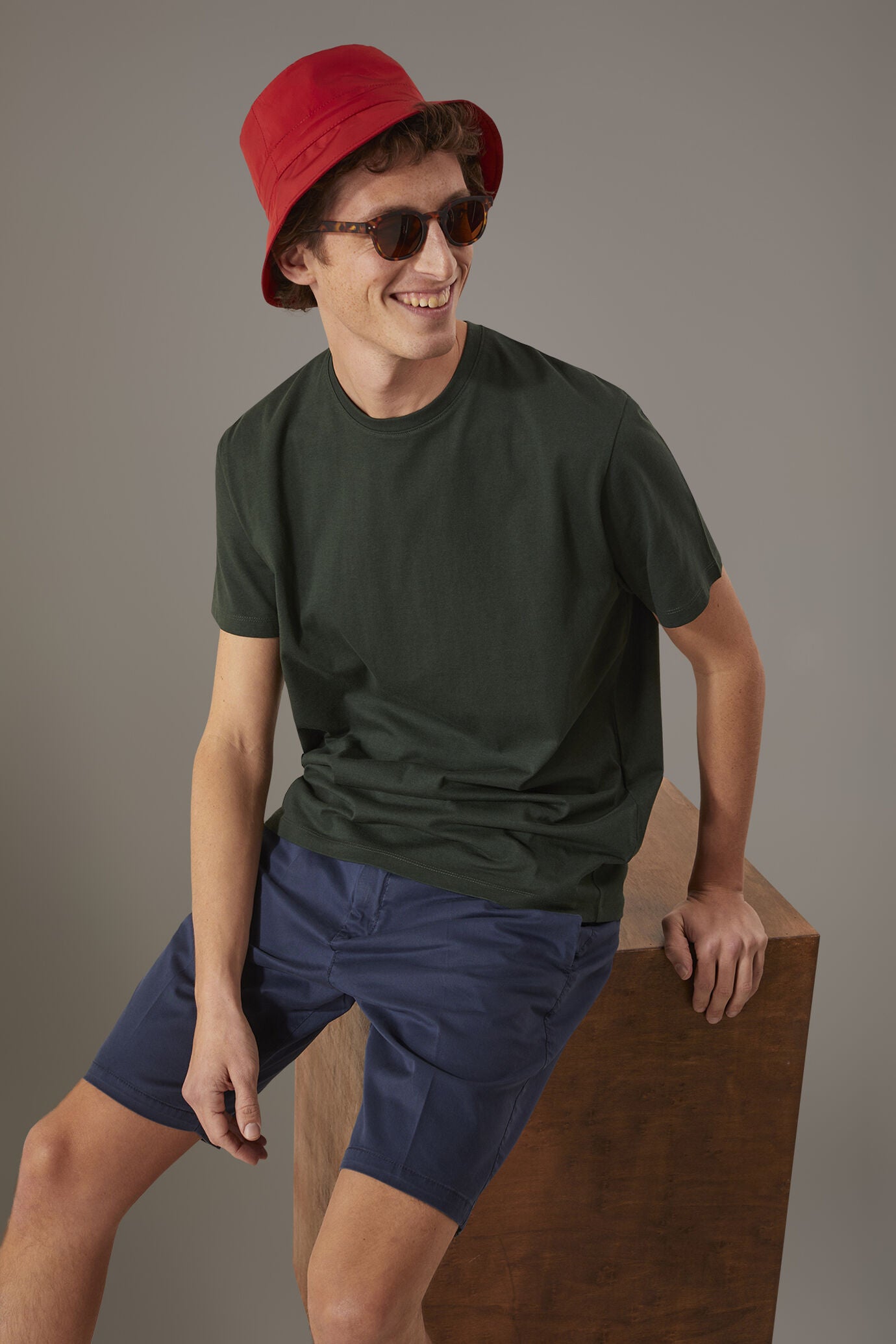 Classic Bermuda shorts twill construction