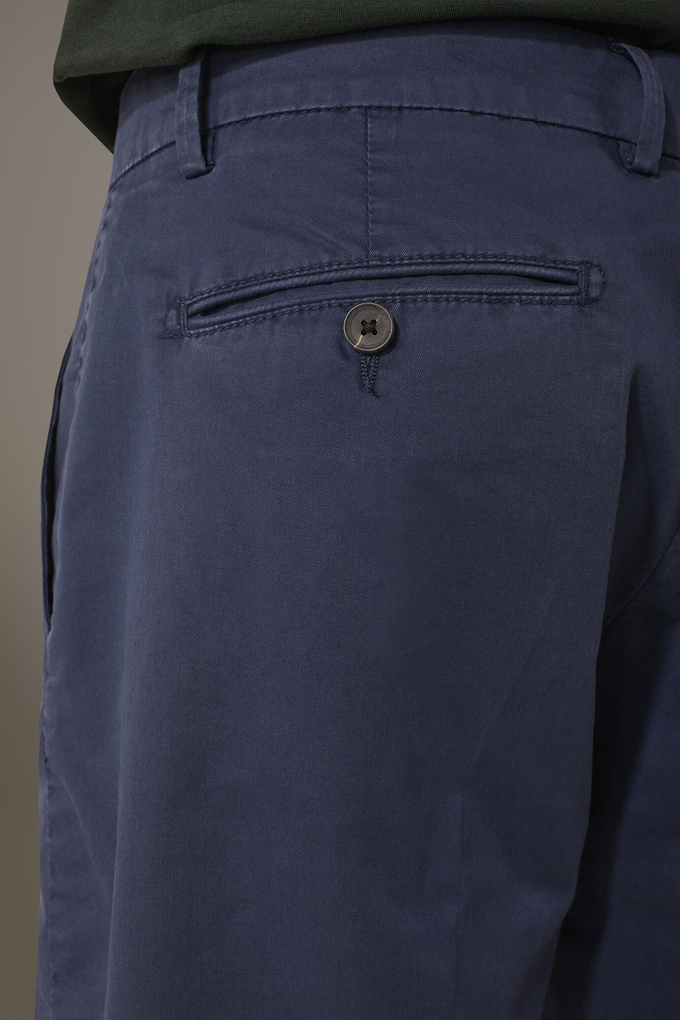 Classic Bermuda shorts twill construction