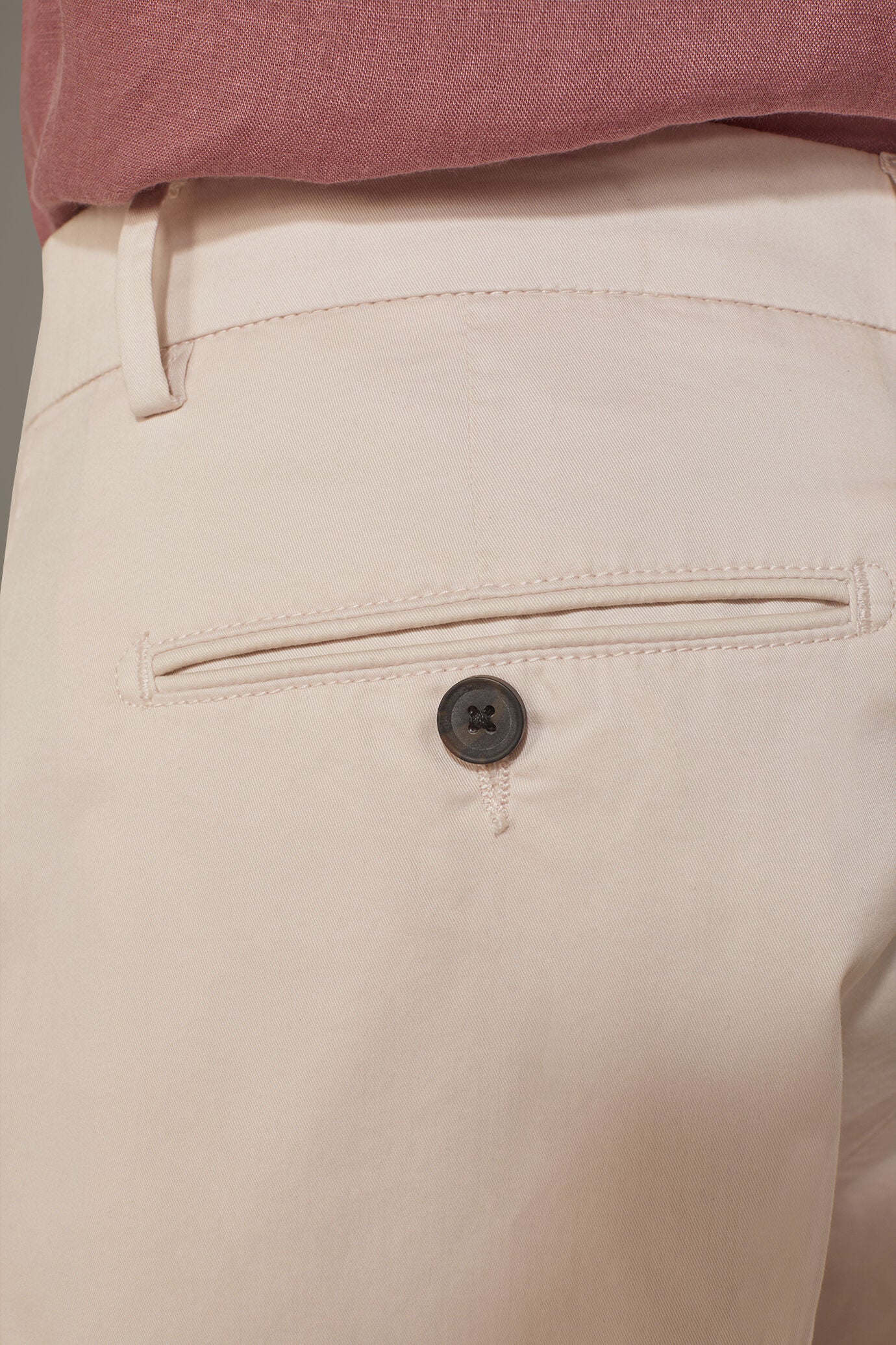 Classic Bermuda shorts twill construction