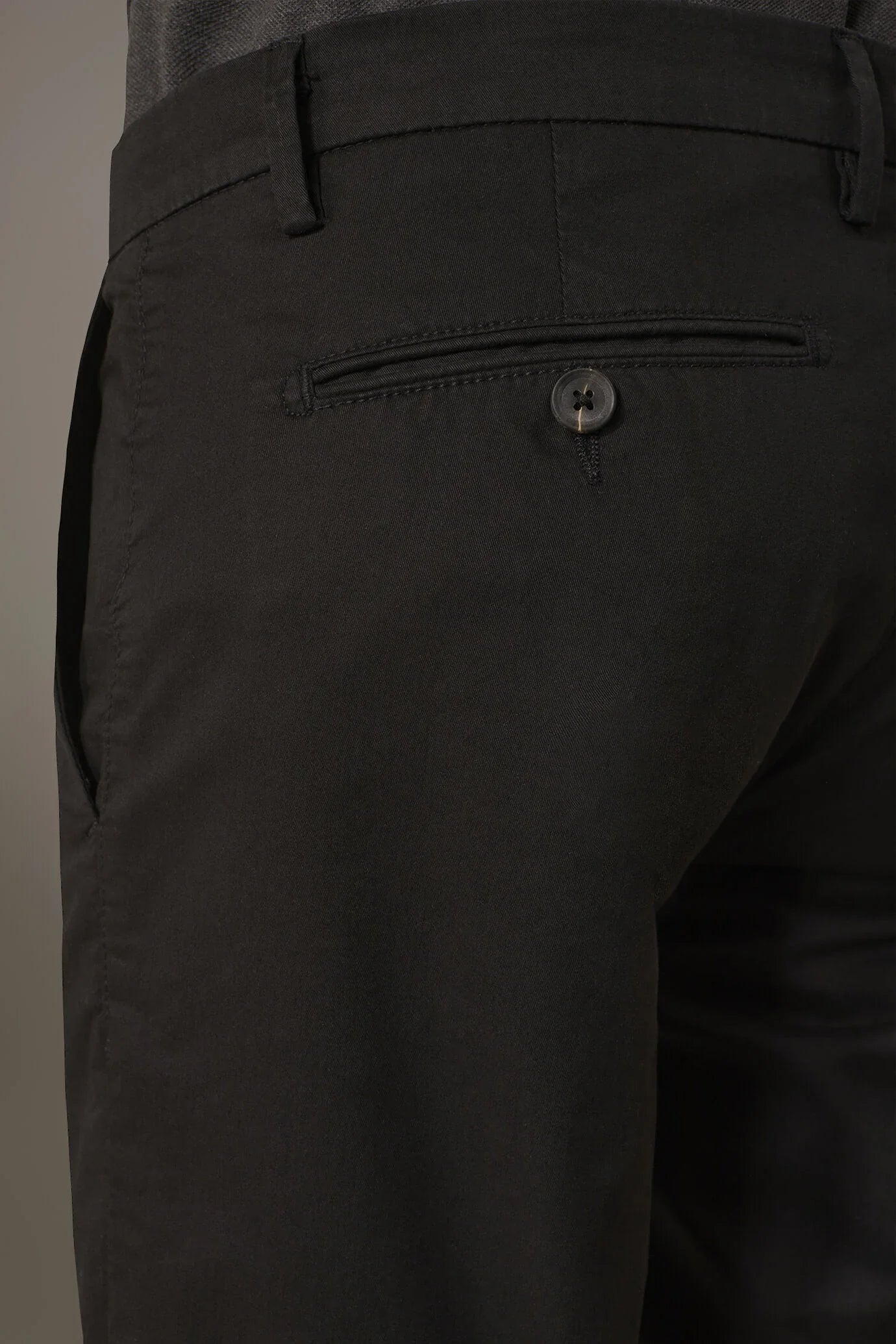 Regular fit trousers in twill construction