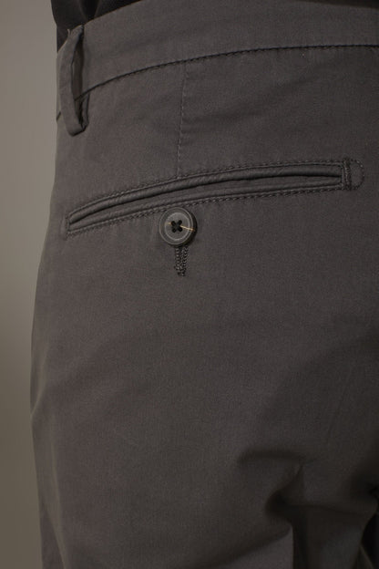 Regular fit trousers in twill construction