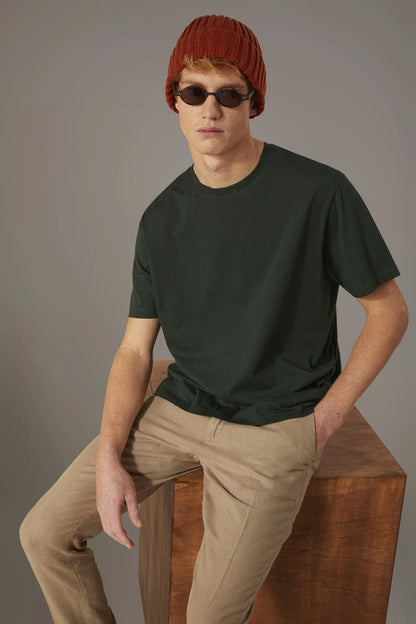 Round neck t-shirt 100% cotton in Red by Doppelganger, Italian Iconic;Basic;Casual made from Composition: 100% Cotton
Mood: Iconic, Basic, Casual
Type: Short Sleeves, Round Neck
Season: Spring Summer 23
Material: Cotton
Style: Sport, Essential
Fit: Regular