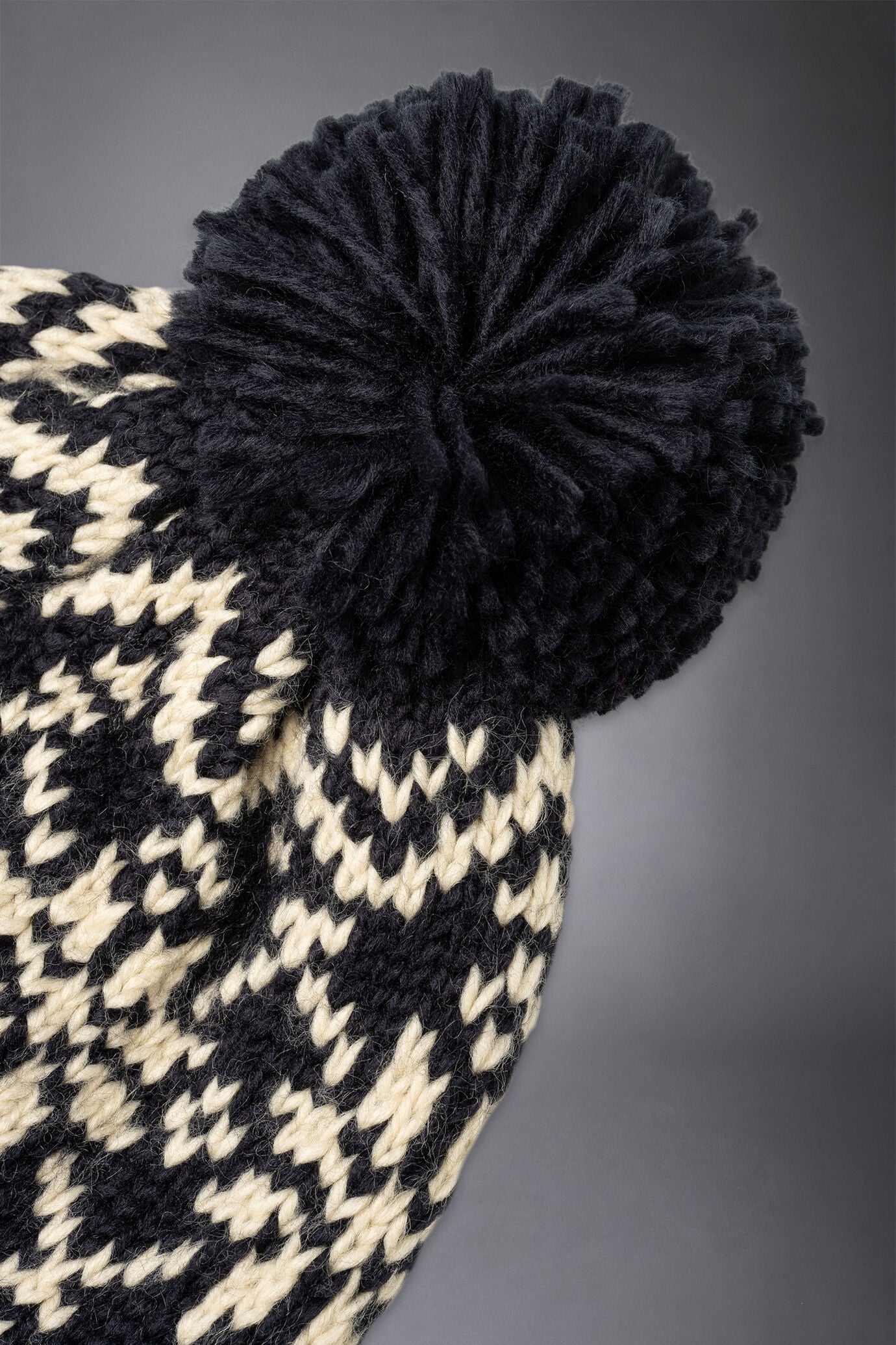 Men's cap with pompom
