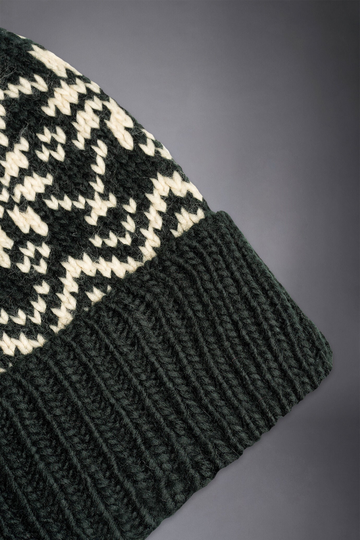 Men's cap with pompom