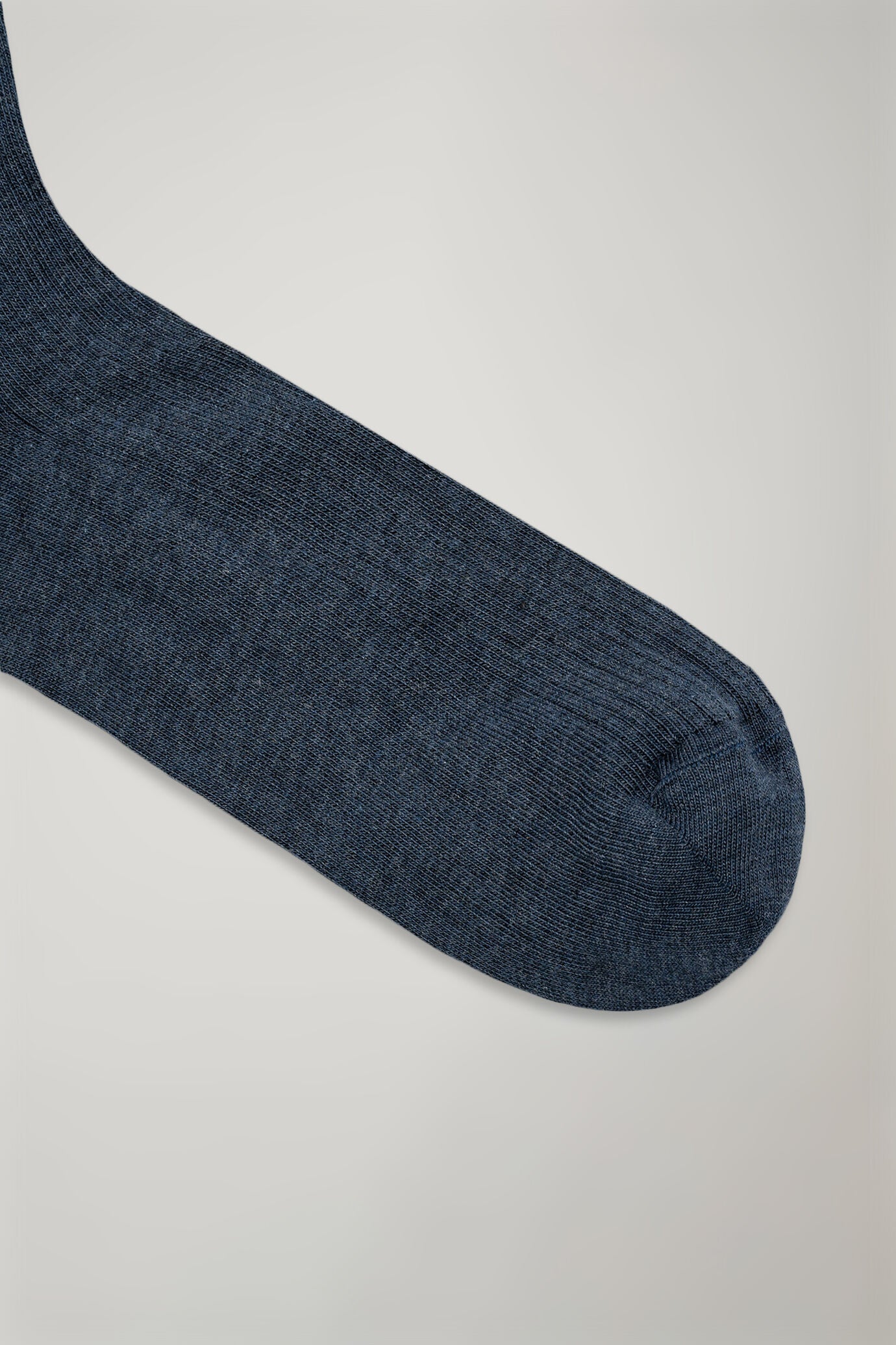 Men’s long sock in solid color ribbed knit