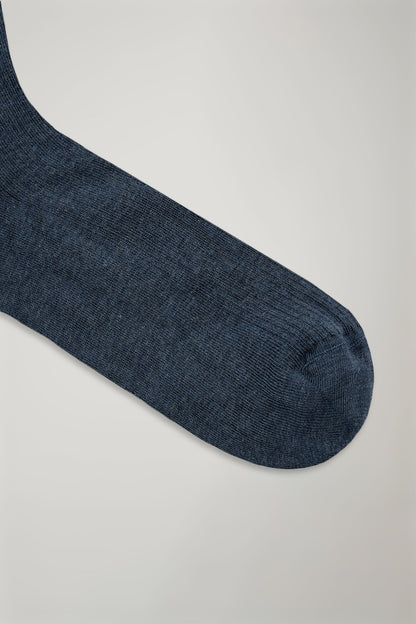 Men’s long sock in solid color ribbed knit