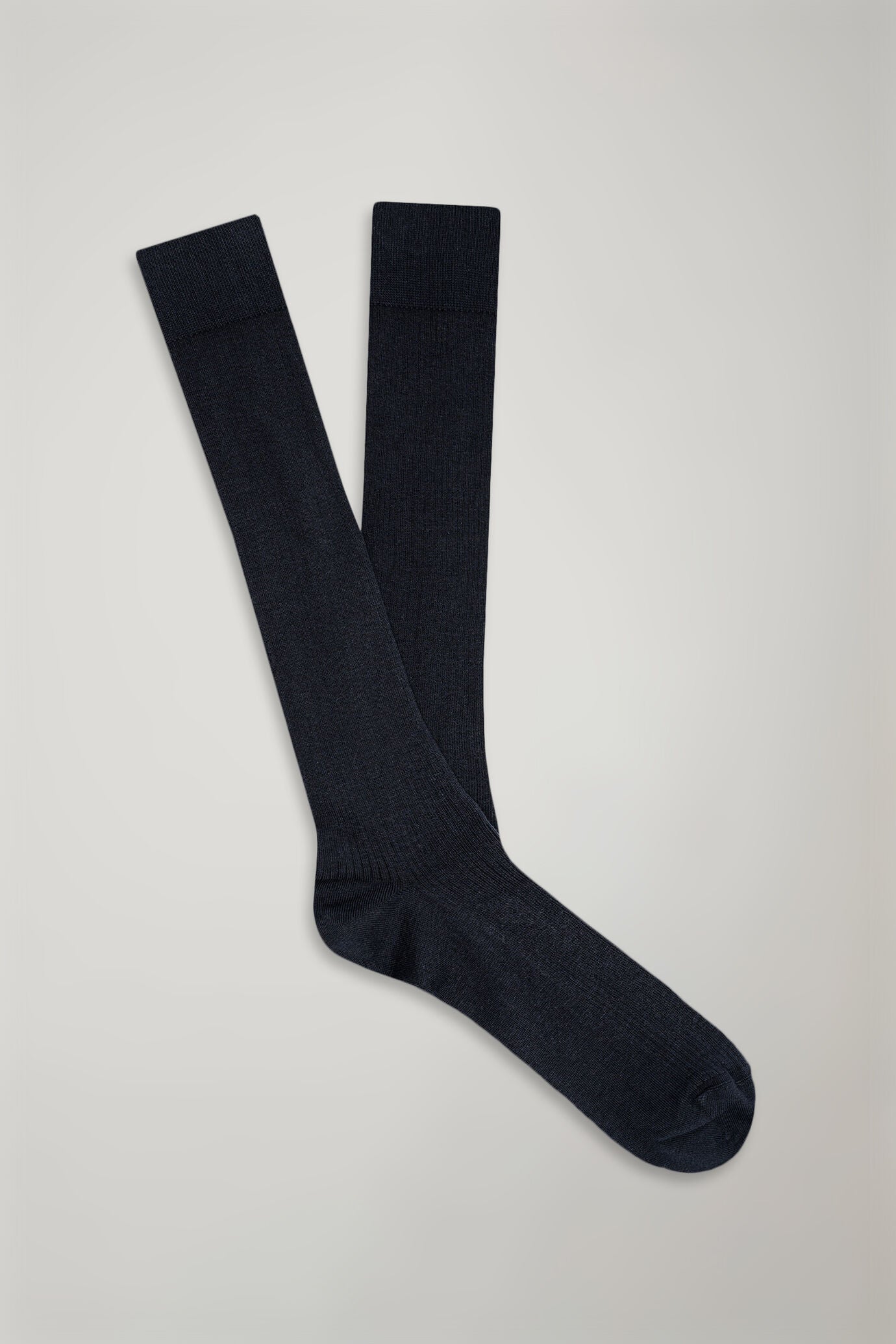 Men’s long sock in solid color ribbed knit