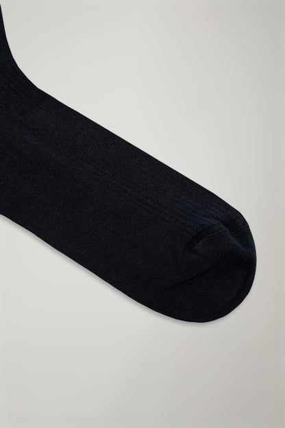 Men’s long sock in solid color ribbed knit