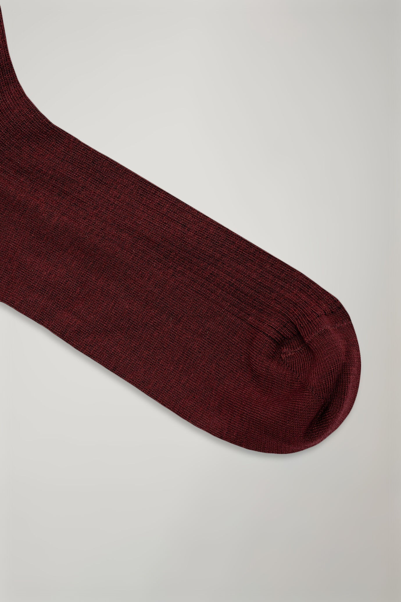 Men’s long sock in solid color ribbed knit