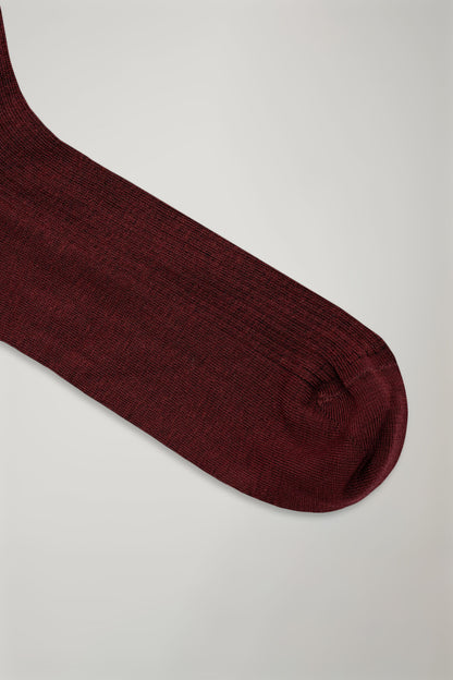 Men’s long sock in solid color ribbed knit