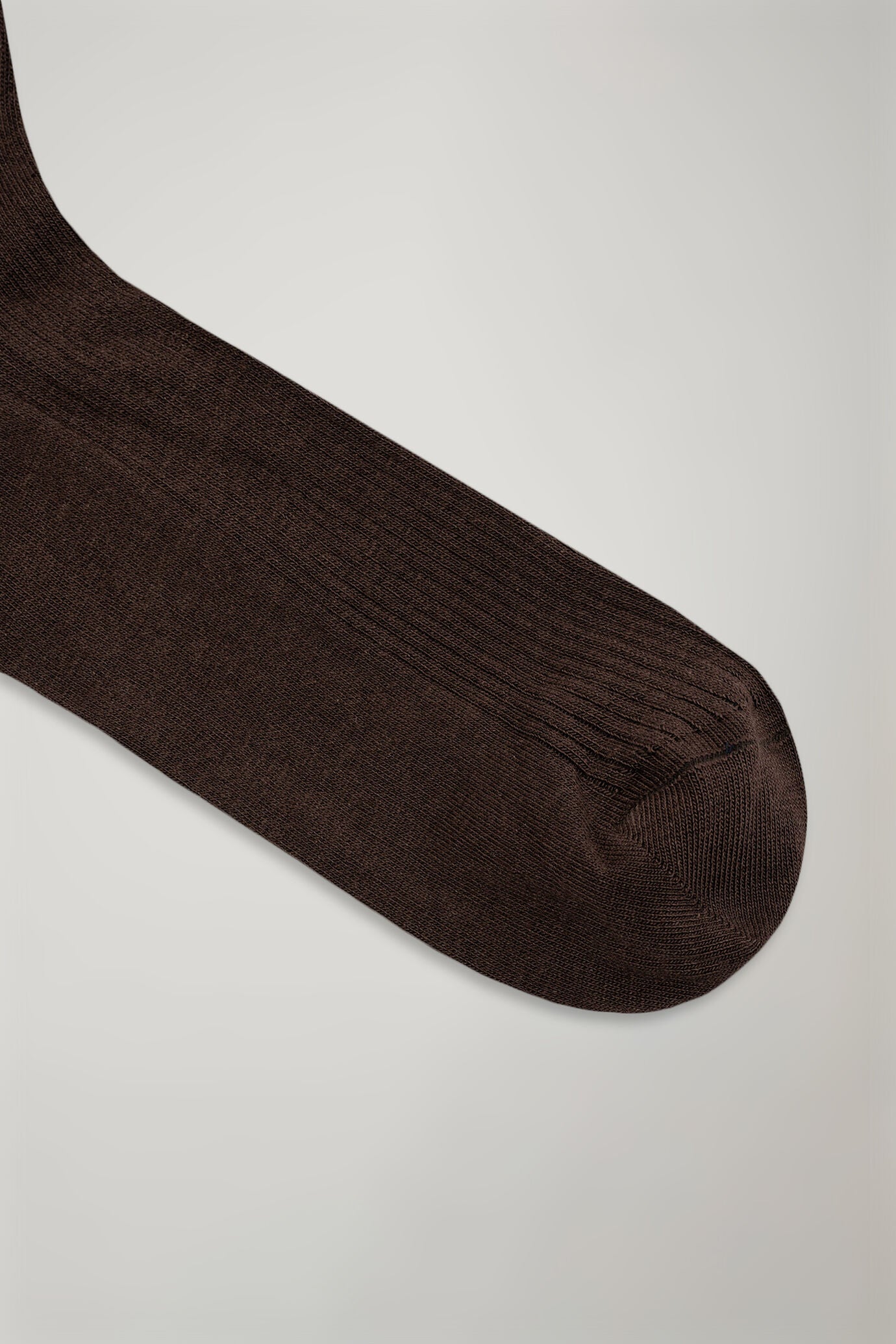 Men’s long sock in solid color ribbed knit