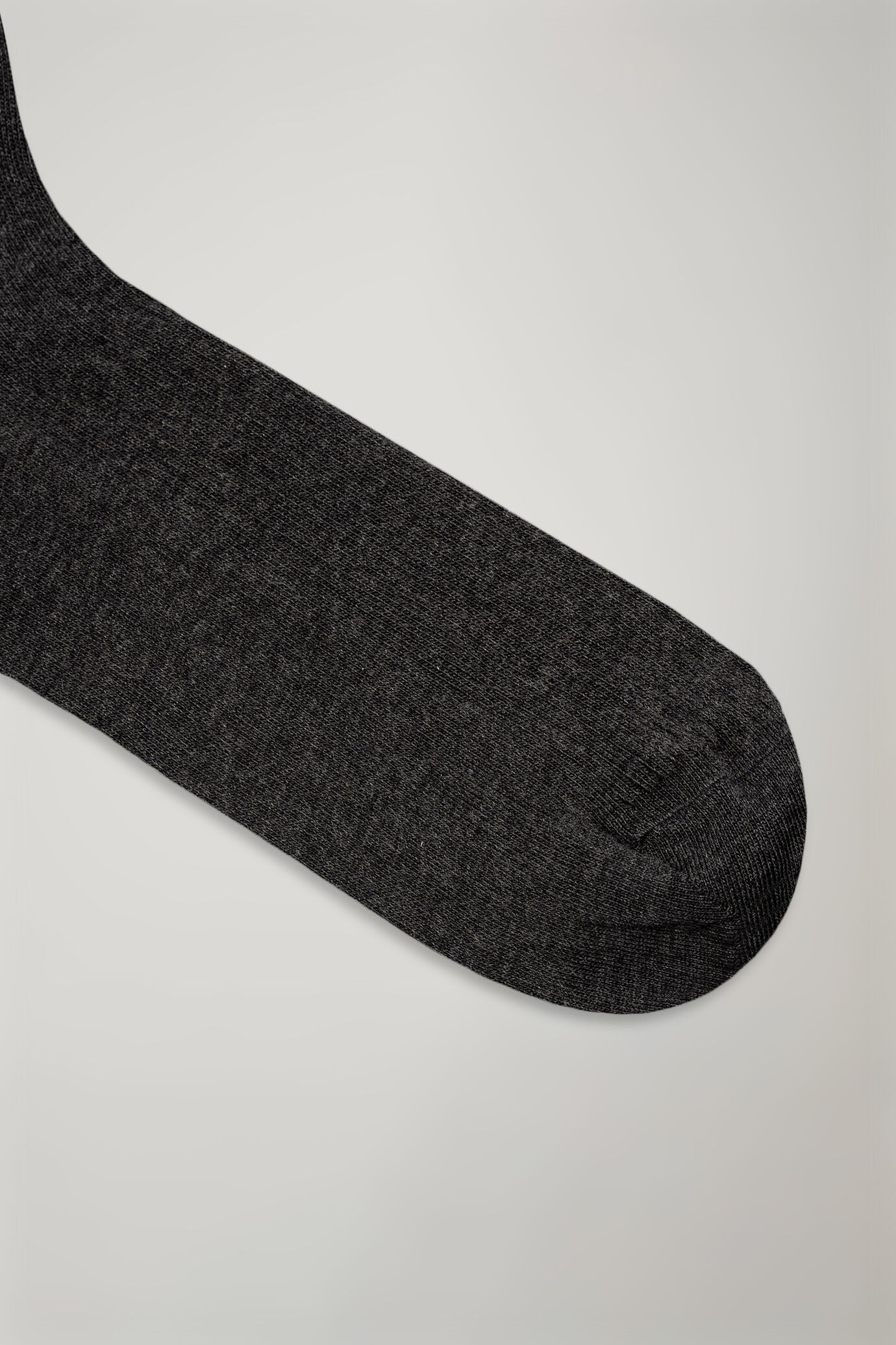Men’s long sock in solid color ribbed knit